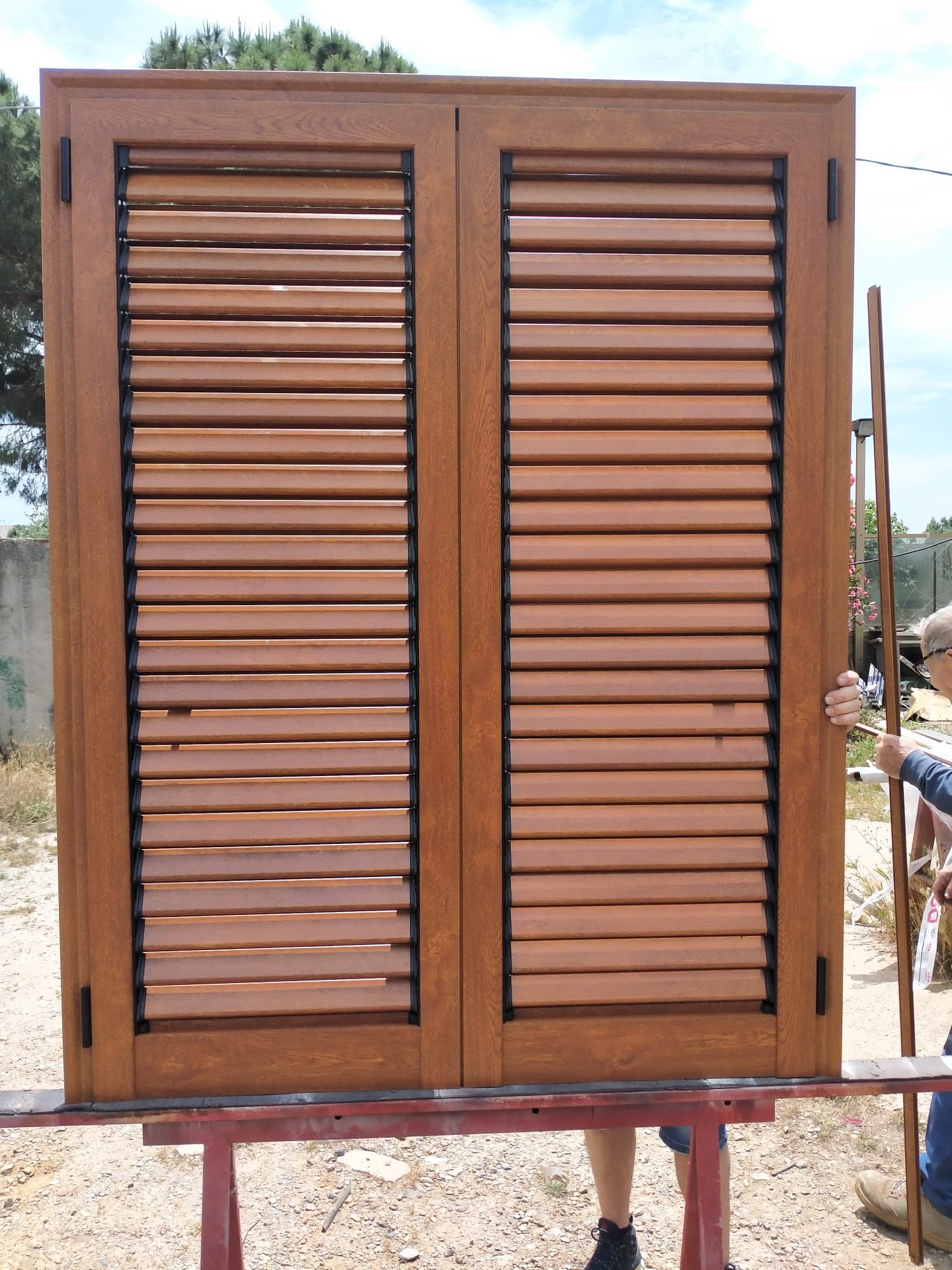Ante marroni in legno a lamelle su un supporto all’aperto