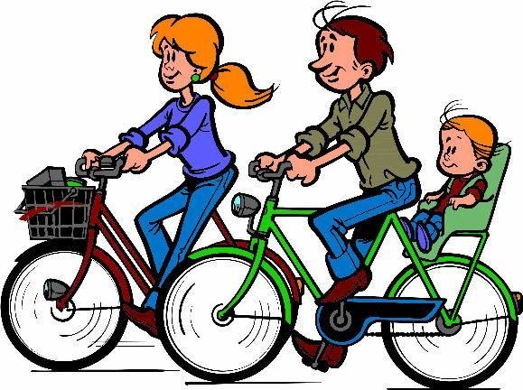 Een gezin van drie personen fietst. Vrouw, man en kind zitten op de fiets.