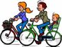 Een gezin van drie personen fietst. Vrouw, man en kind zitten op de fiets.