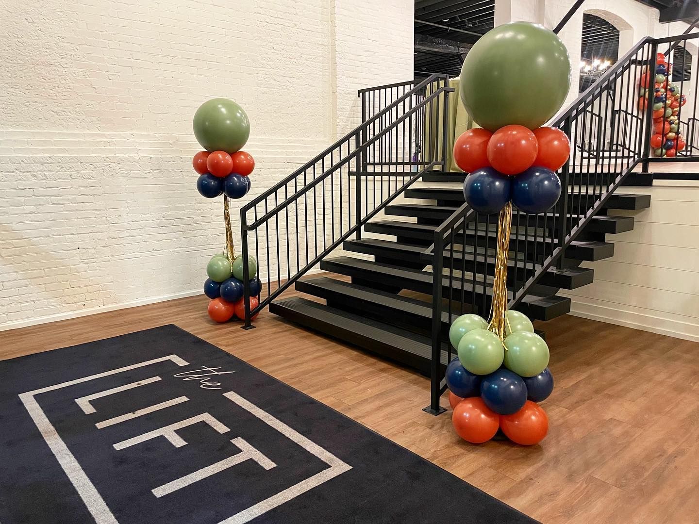 A staircase decorated with balloons and a sign that says lift.
