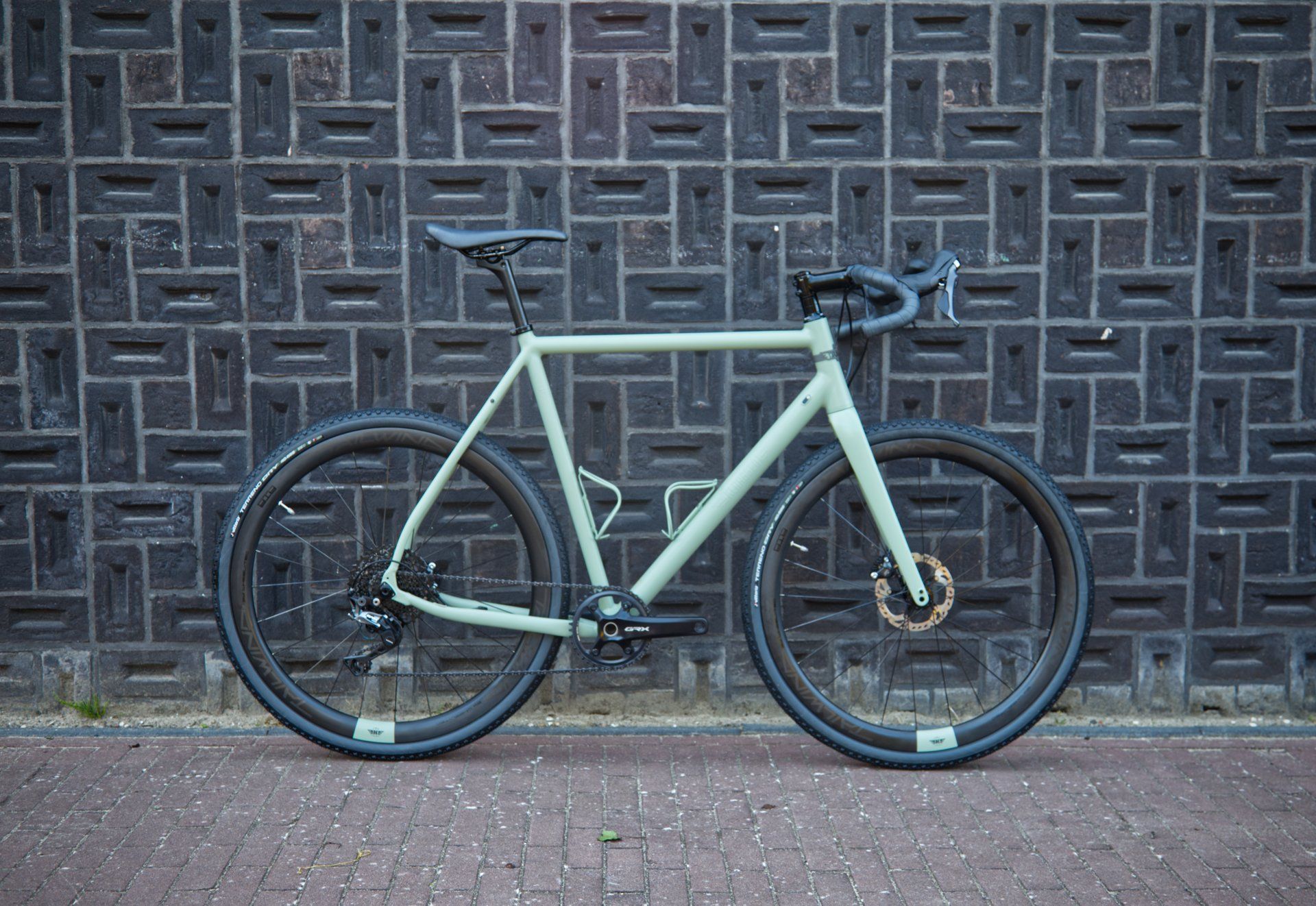 sram force etap wide gravelbike custom endurance bike