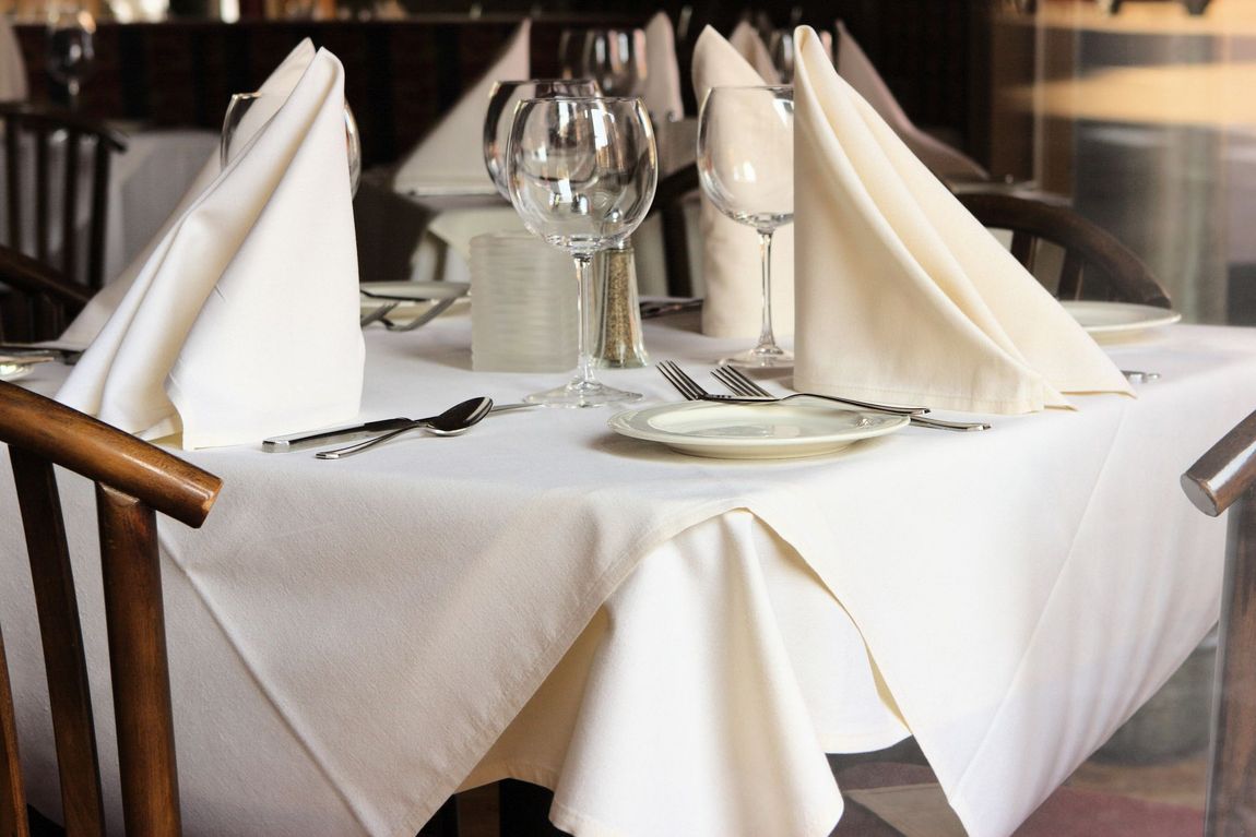 tavolo ristorante apparecchiato