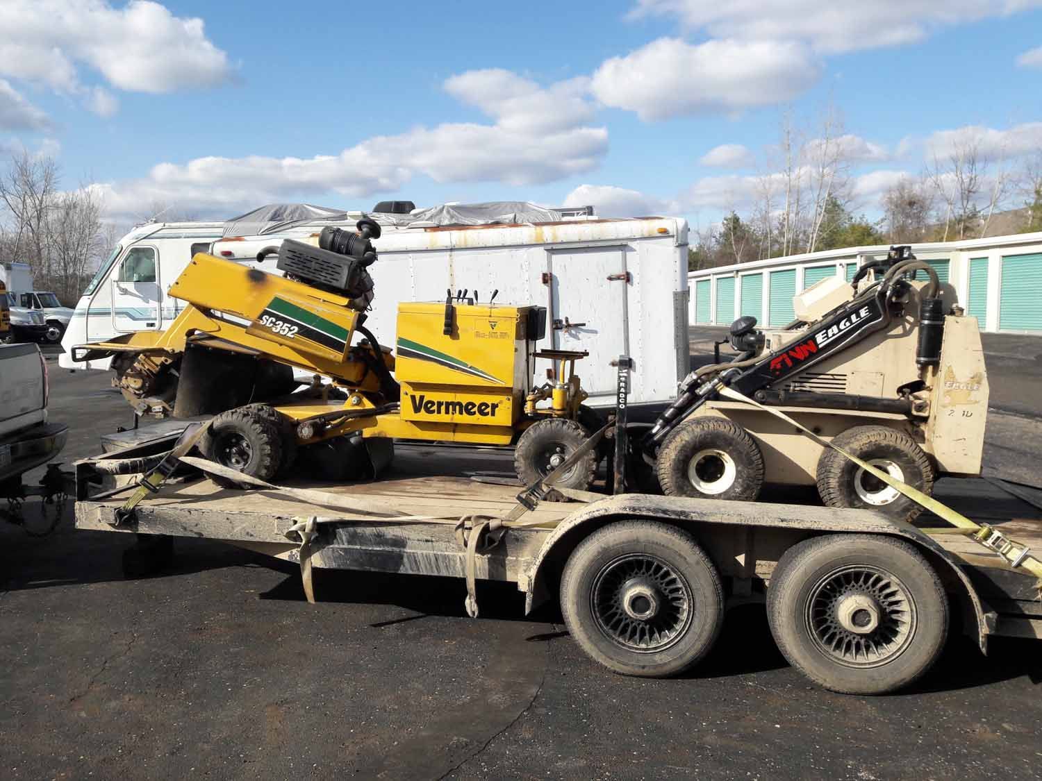 A trailer with a machine on it that says ' vermeer ' on it