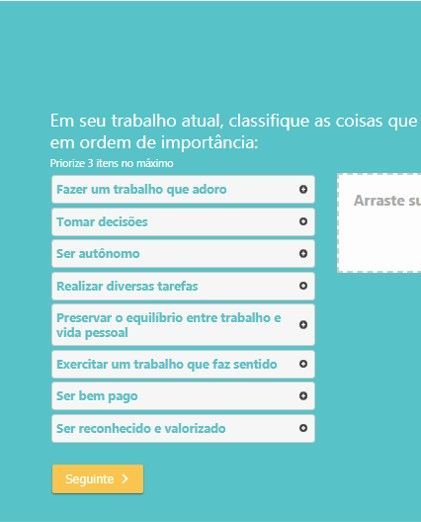 Uma pesquisa pedindo para priorizar aspectos do trabalho arrastando e soltando-os em ordem, em um fundo azul.