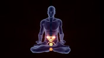 Pessoa transparente meditando com chakras brilhantes.