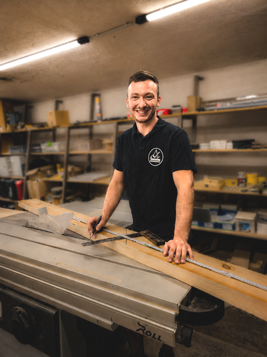 Florian Hein beim arbeiten in seiner Schreinerei