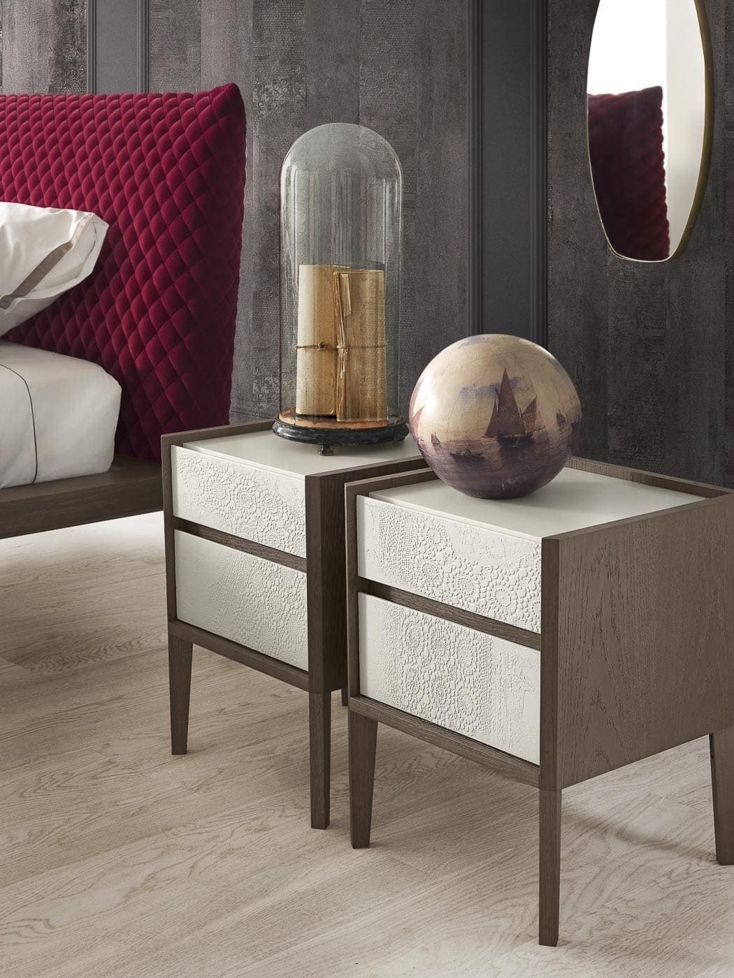Due comodini moderni con cassetti bianchi, struttura in legno scuro e vasi decorativi in una camera da letto