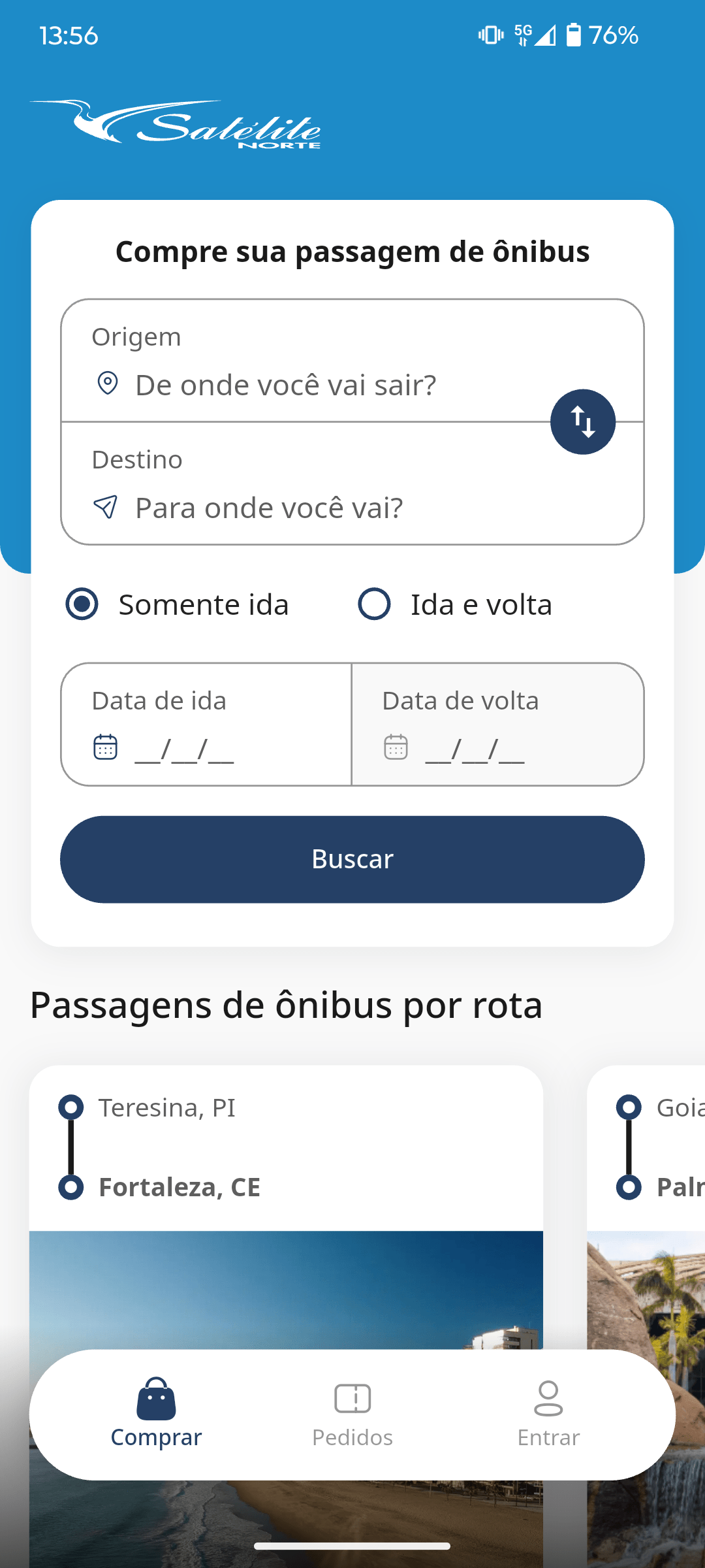 Tela do aplicativo móvel em português mostrando um formulário de reserva de viagens em azul e branco com destino, datas e um botão de pesquisa.