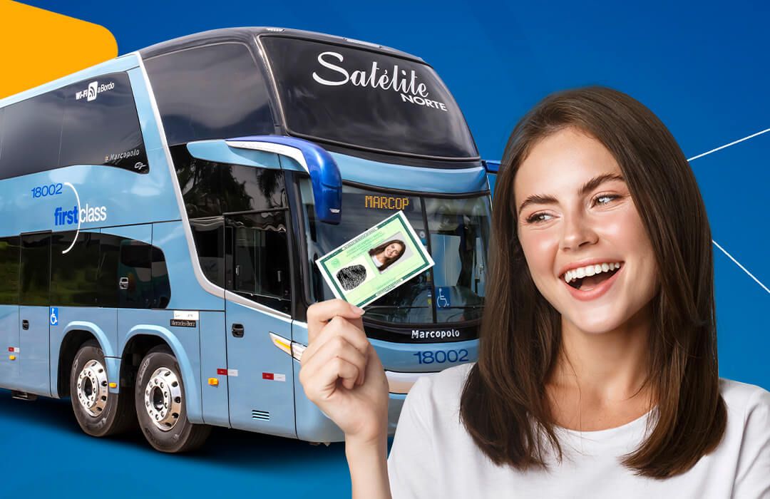 Mulher sorrindo e segurando um passe de transporte público em frente a um ônibus azul de dois andares.