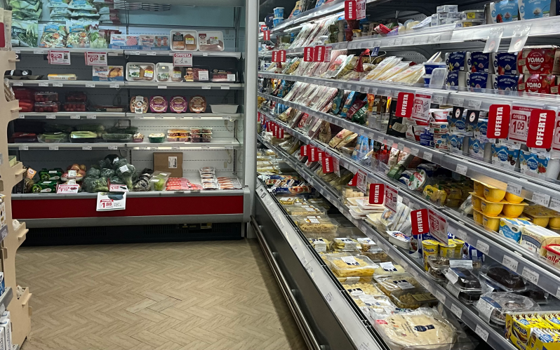 frigoriferi con prodotti del territorio all'interno del supermercato