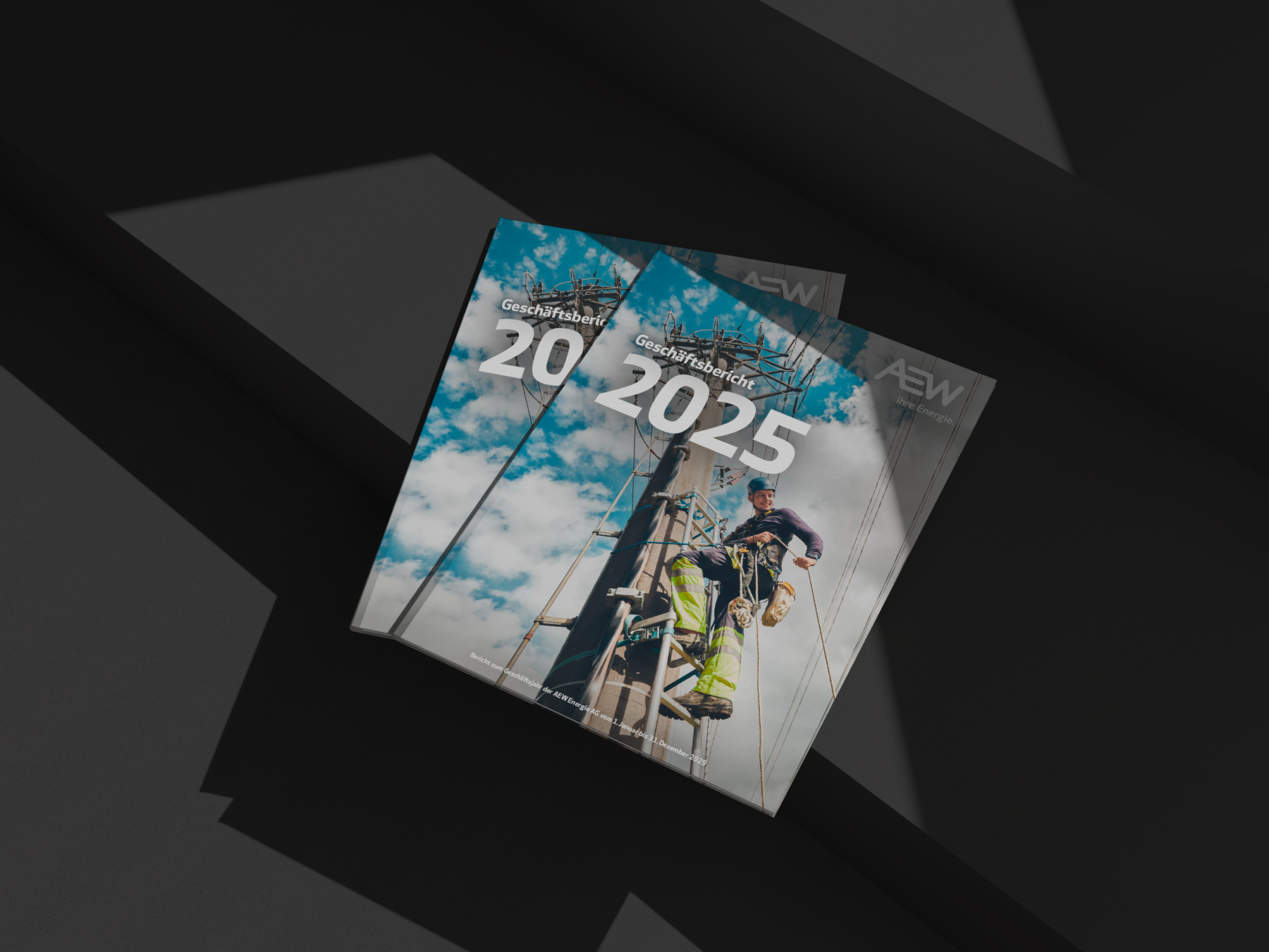 Wandkalender 2025 mit einem Radfahrer, der eine verschneite Bergstraße hinauffährt