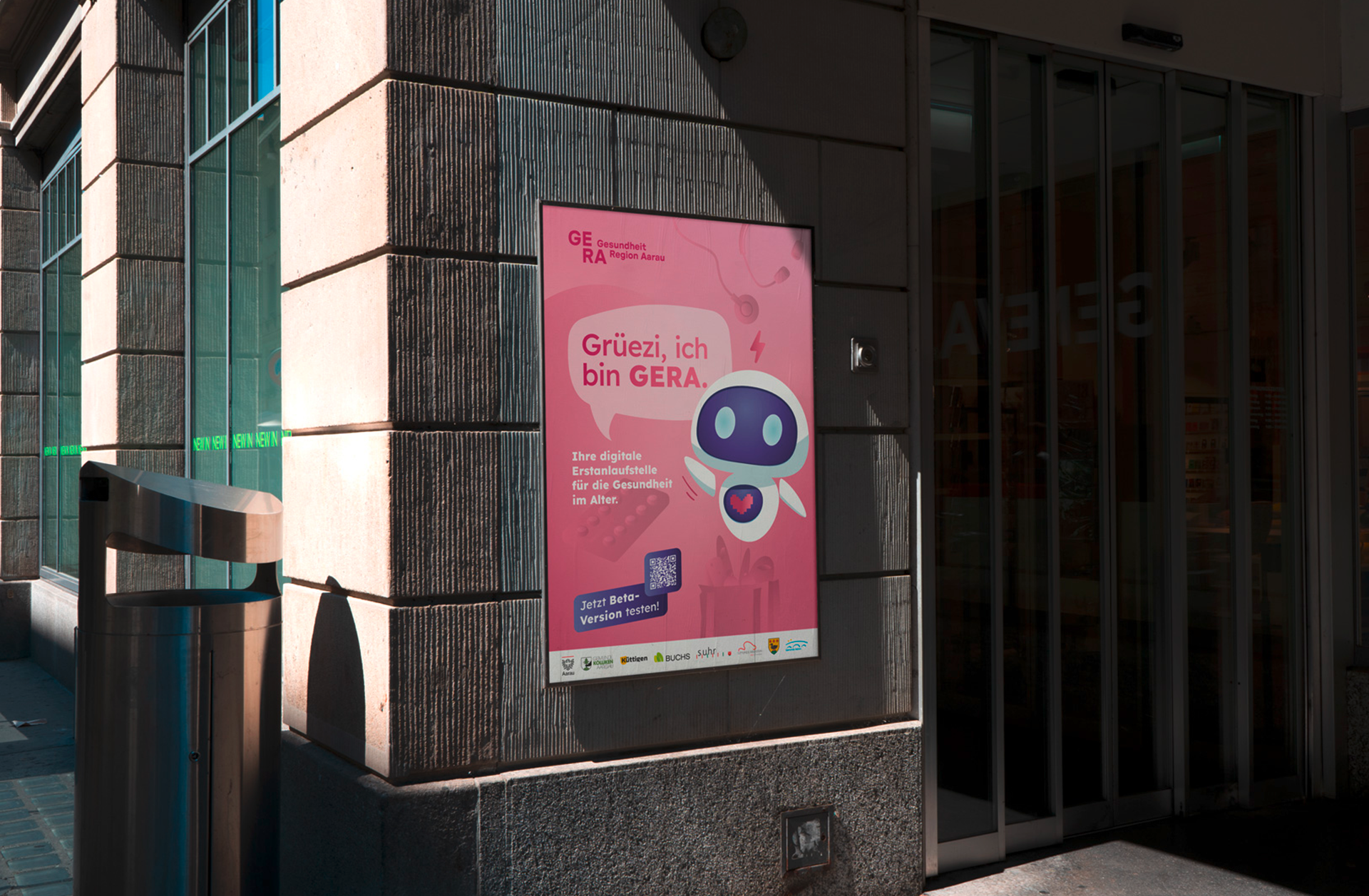 Ein pinkfarbenes Poster an einer gefliesten Wand neben einem Türrahmen in einer dunklen Stadtgasse.