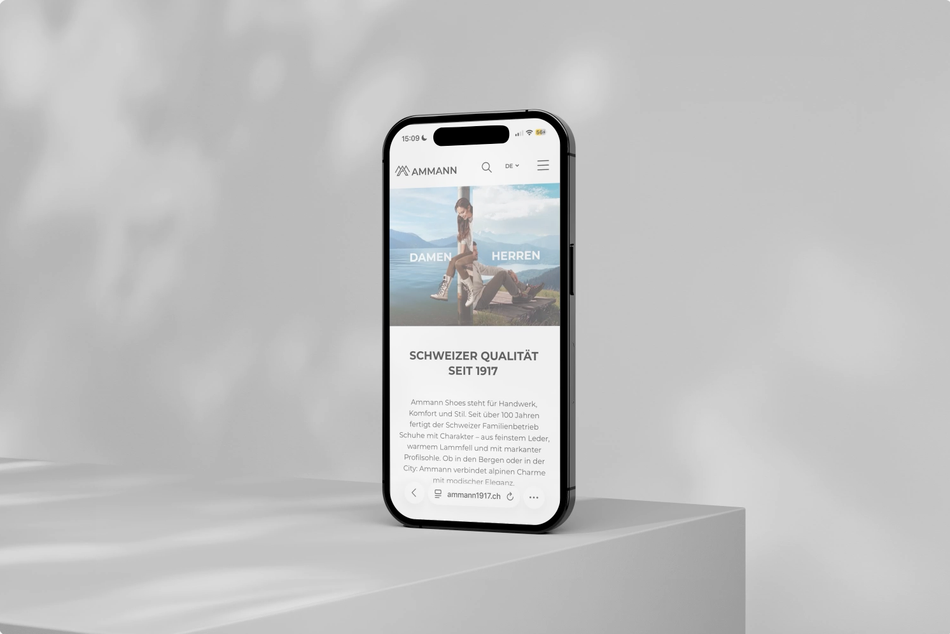 Ein Smartphone, das einen Reiseartikel auf einem grauen Sockel vor einem hellgrauen Hintergrund anzeigt.