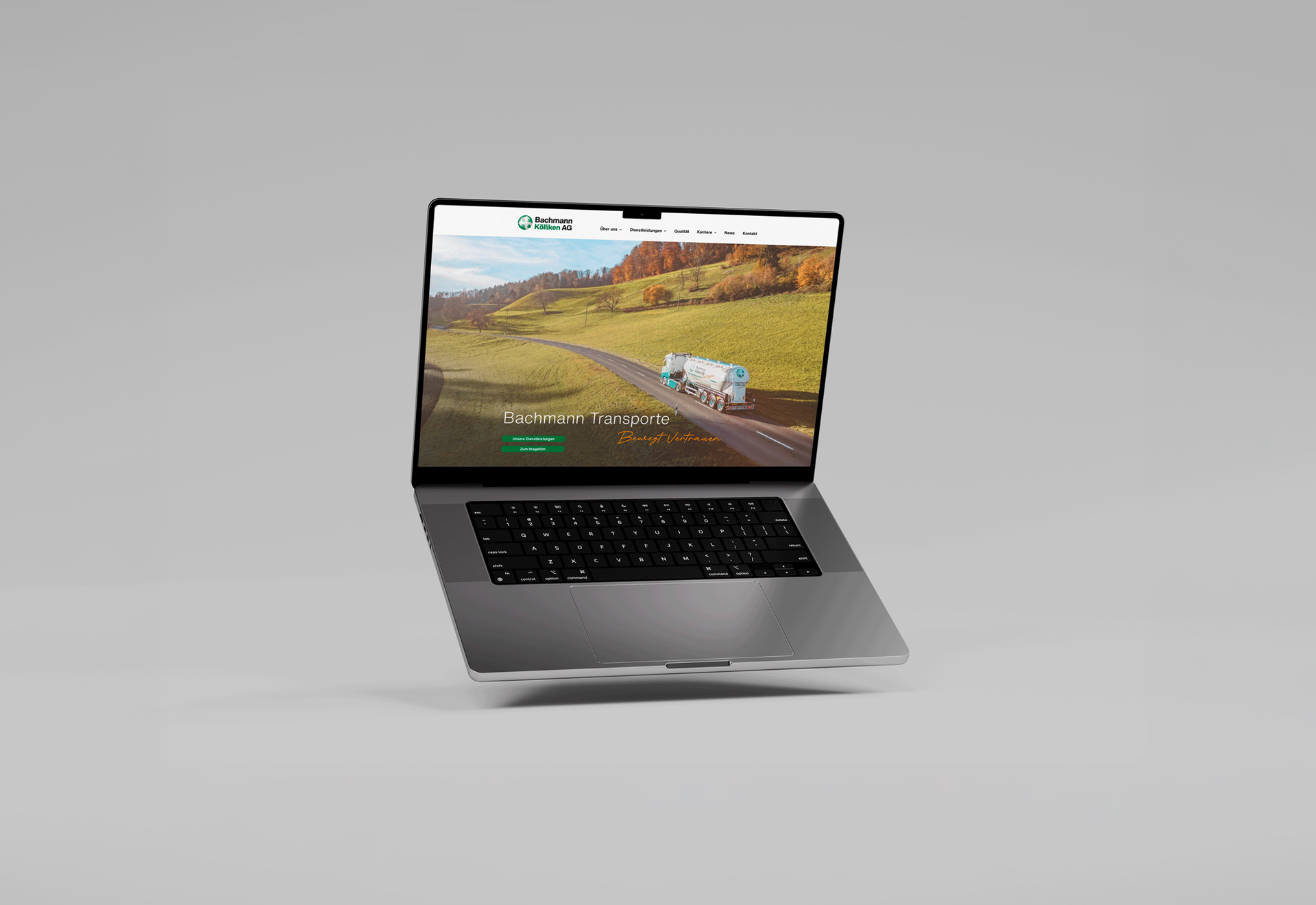 Aufgeklappter Laptop, auf dessen Bildschirm ein Rennspiel angezeigt wird