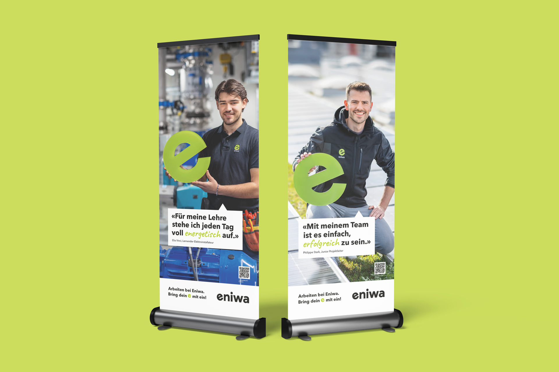 Zwei Marken-Bodenbanner mit lächelnden Personen und blaugrünen Grafiken auf hellem Hintergrund