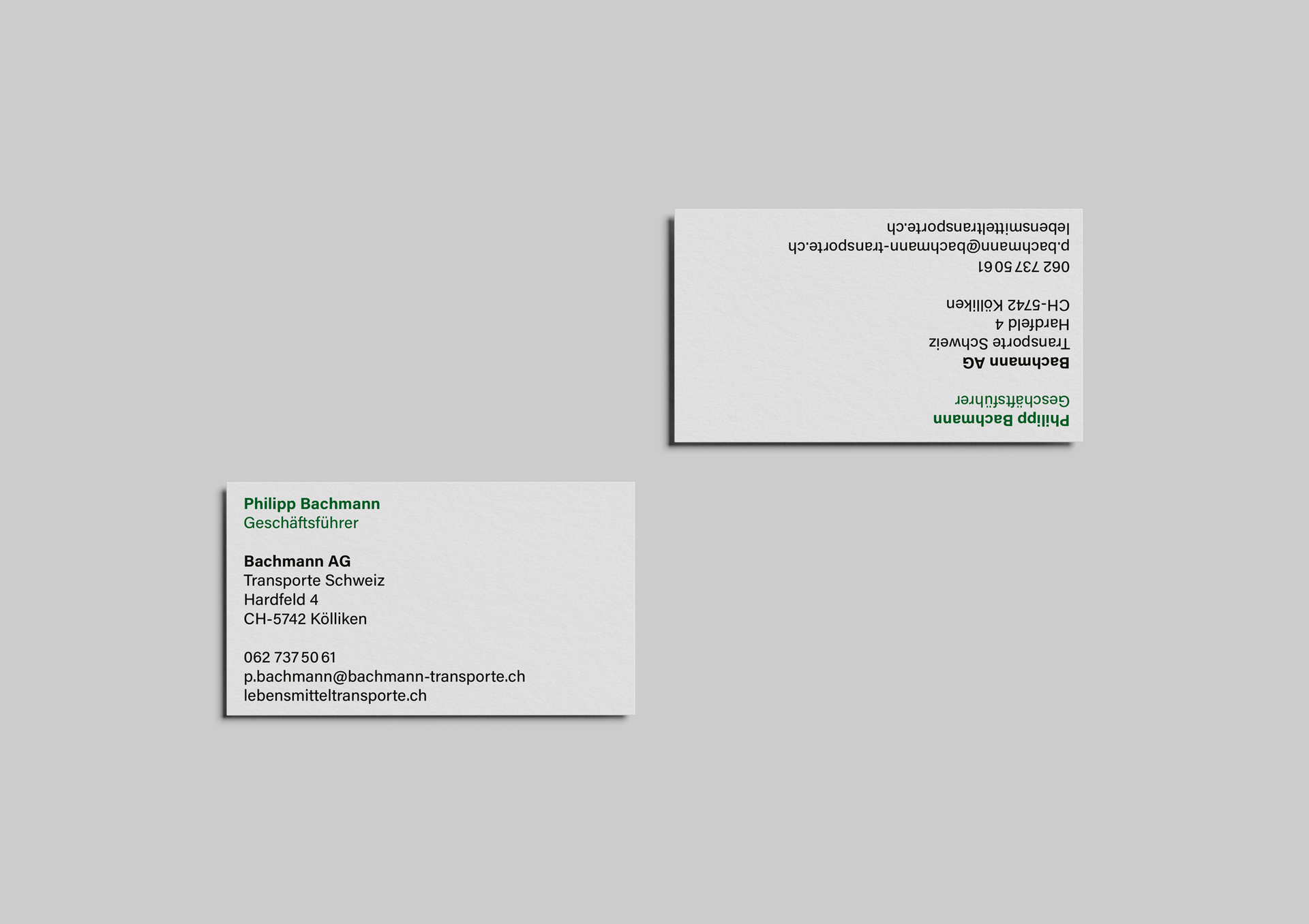 Zwei kleine weiße Dokumentenminiaturen auf grauem Hintergrund, jeweils mit schwarzem Text und grünen Hervorhebungen.
