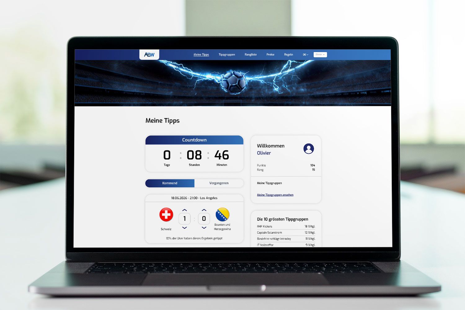 Laptop mit Website-Dashboard, Diagrammen, Statistiken und einer dunkelblauen Kopfzeile auf dem Bildschirm