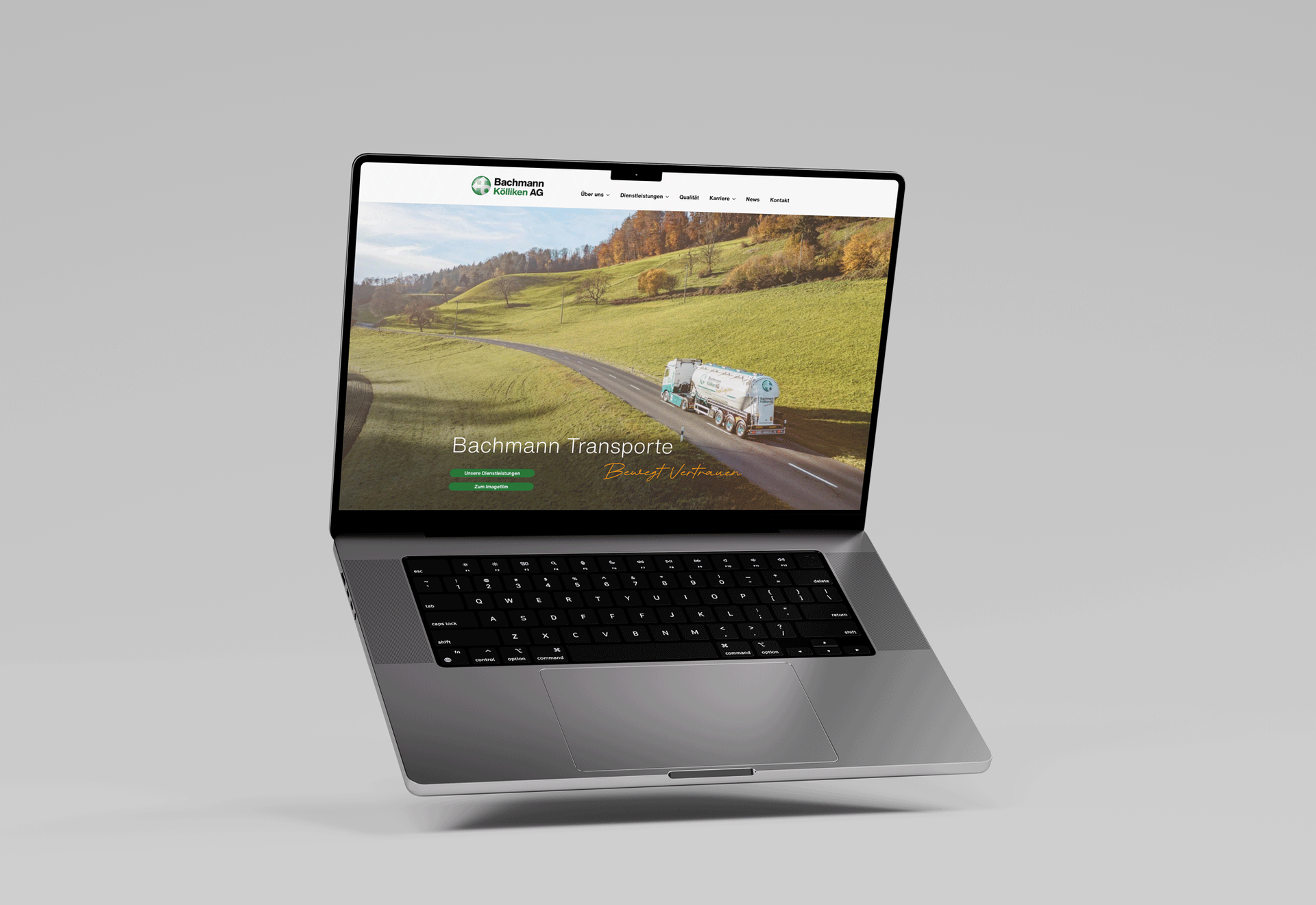 Silberner Laptop mit einer ländlichen Straßenszene auf hellgrauem Hintergrund