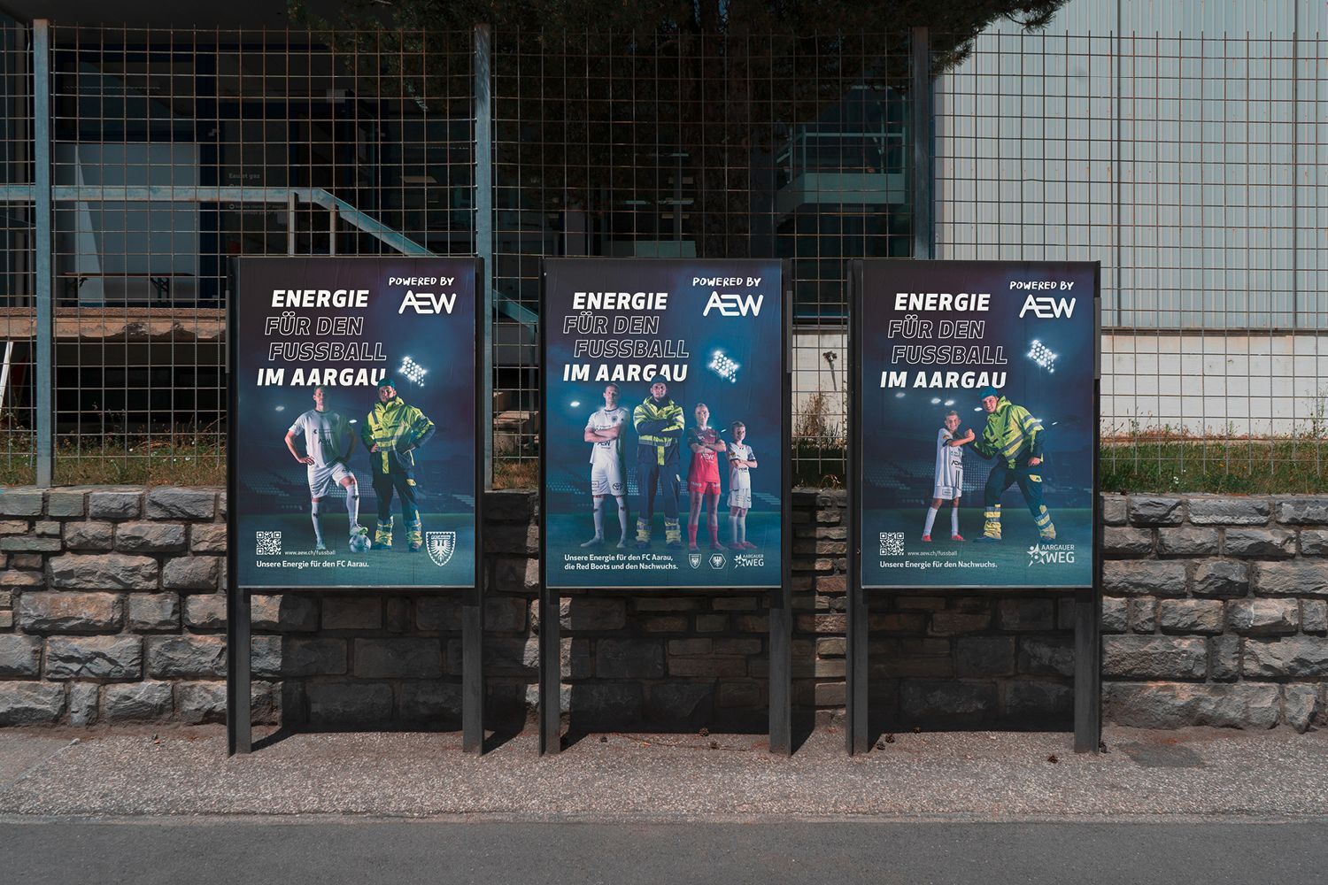 Plakat für „Young Cops“ auf einer Steinmauer, mit zwei Polizisten und fettgedrucktem gelbem Titeltext.