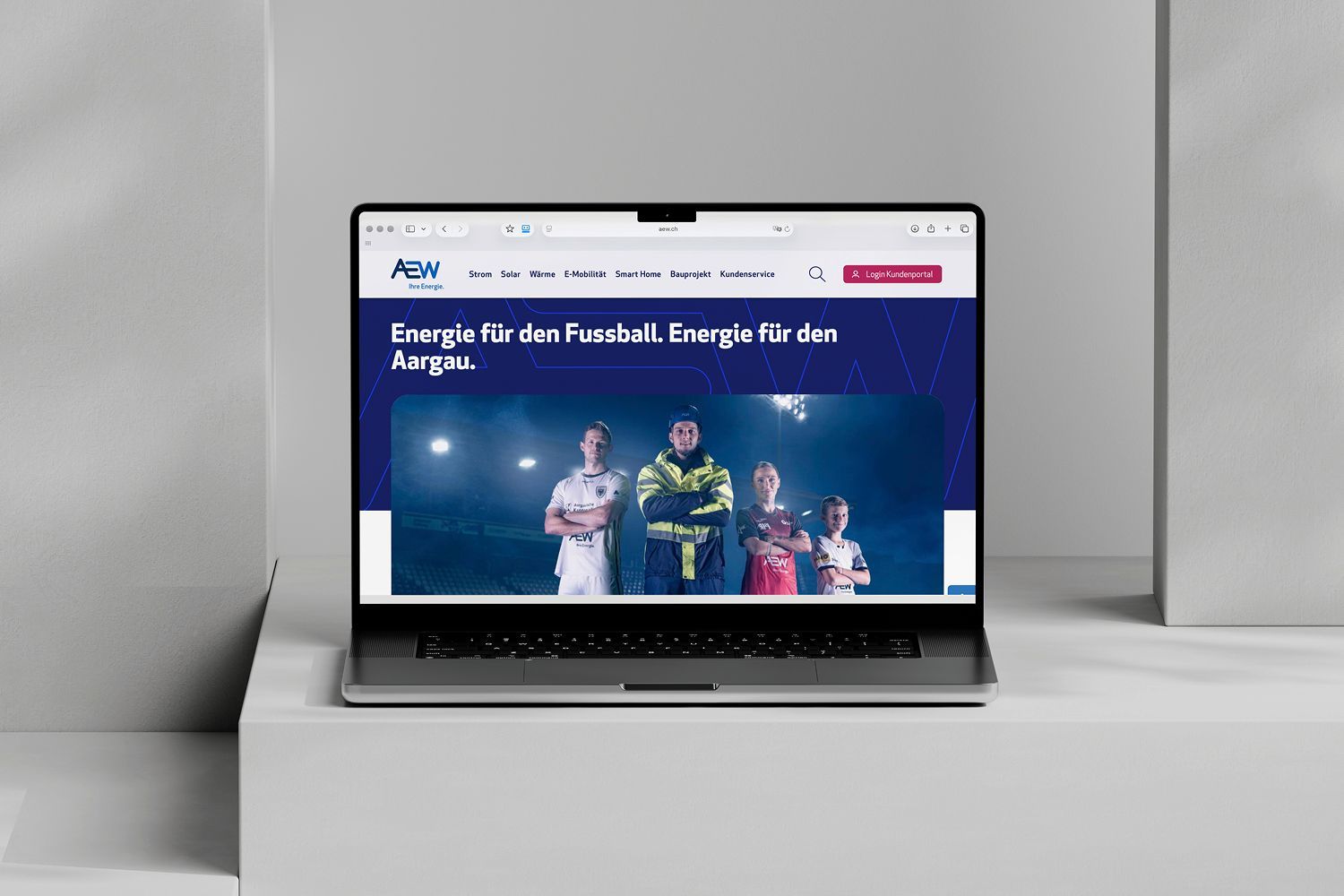 Drei Social-Media-Mockups für „Young Cops“ auf blauem Hintergrund, mit Polizisten im Zentrum.