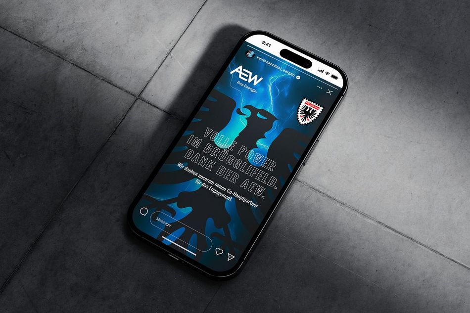 Ein Smartphone, das einen Reiseartikel auf einem grauen Sockel vor einem hellgrauen Hintergrund anzeigt.