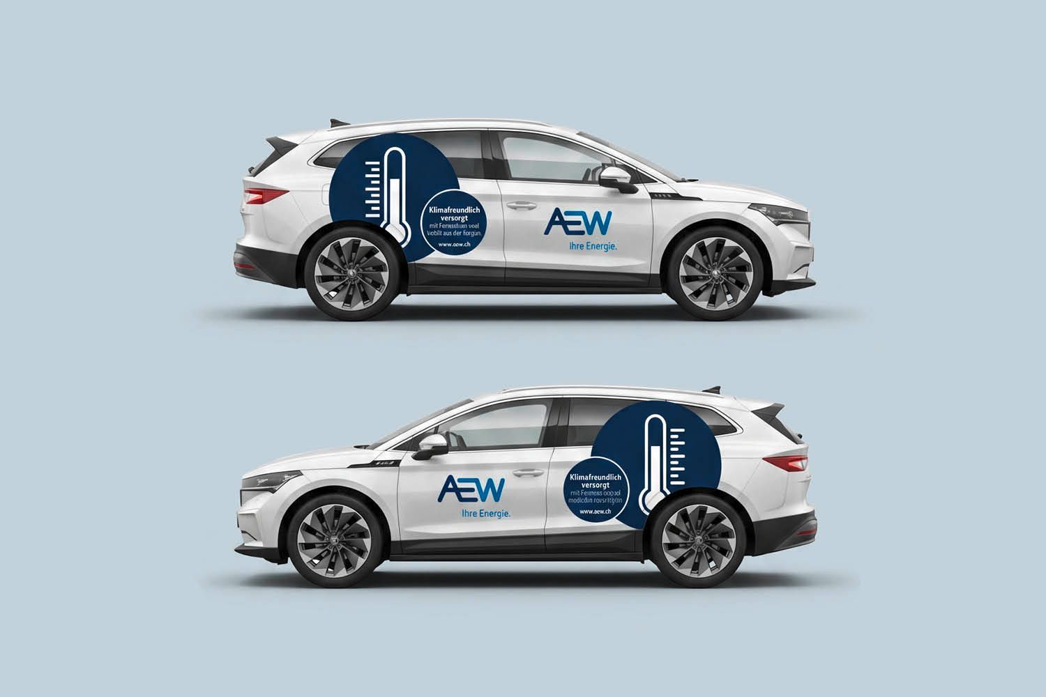 Zwei weiße Fahrzeuge mit AEW-Logo, Seitenansicht vor hellblauem Hintergrund.