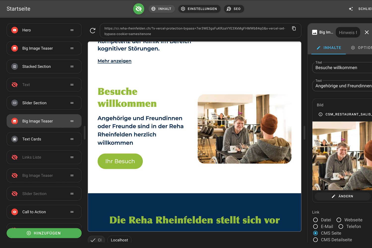 Website-Startseite mit deutschem Begrüßungstext, grünem Button und einem Meeting-Foto im mittleren Bereich