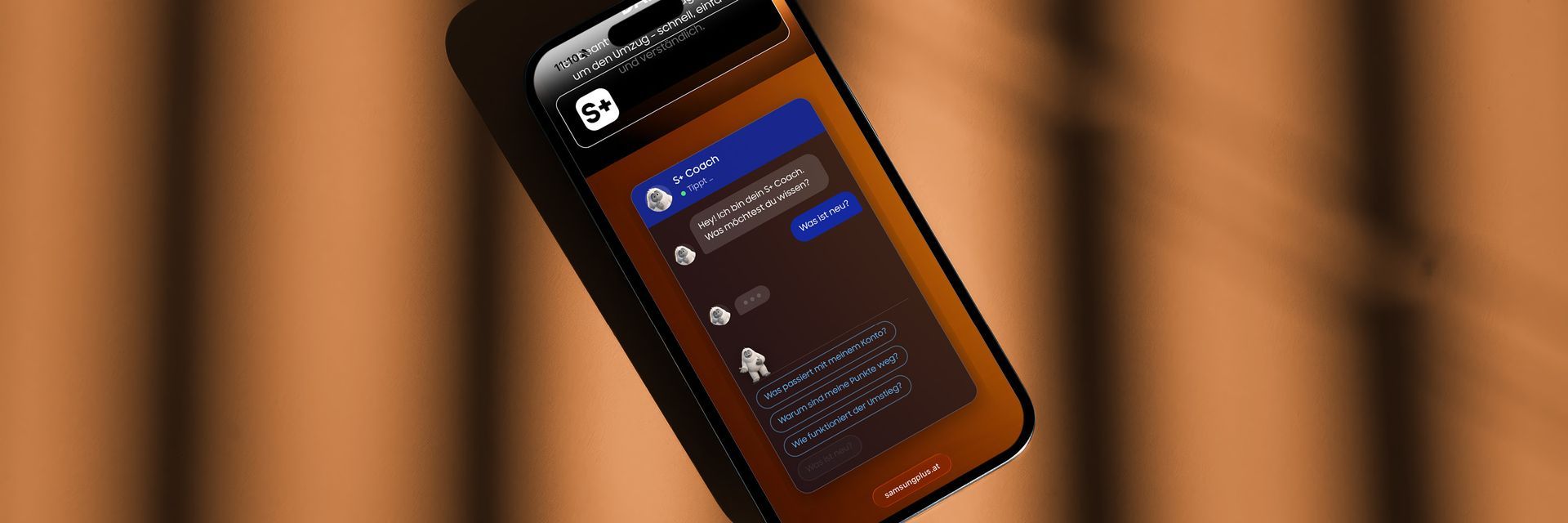 Vier farbenfrohe Smartphone-Bildschirme, die App-Designs auf hellgrauem Hintergrund zeigen
