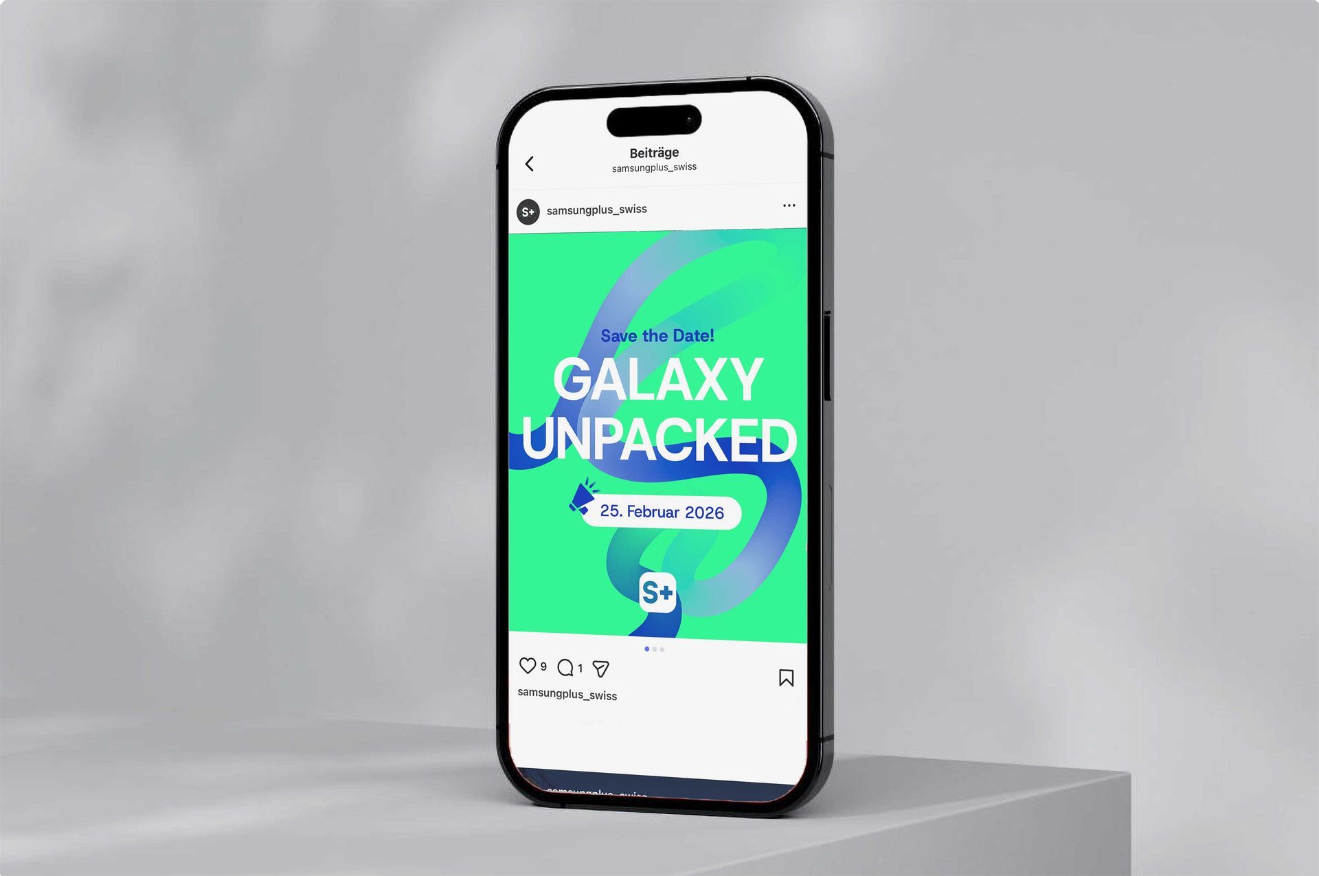 Smartphone mit einer farbenfrohen „Galaxy Unpacked“-Veranstaltungsseite auf einem grauen Sockel