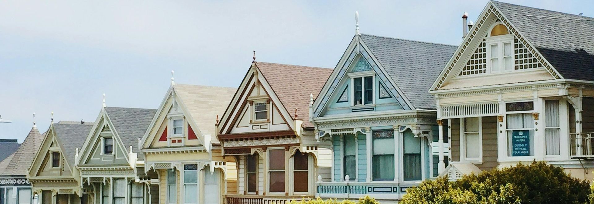 A row of houses are lined up in a row.