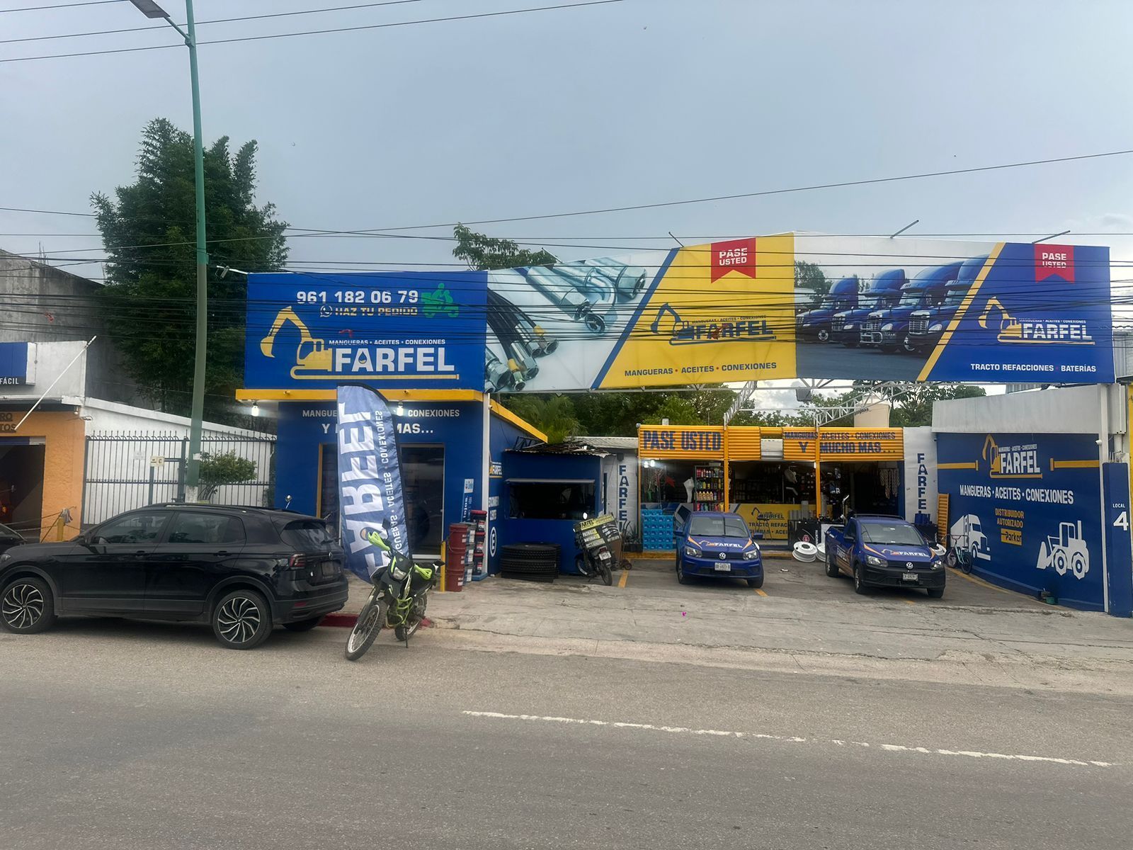Un auto está estacionado frente a una tienda llamada farfel