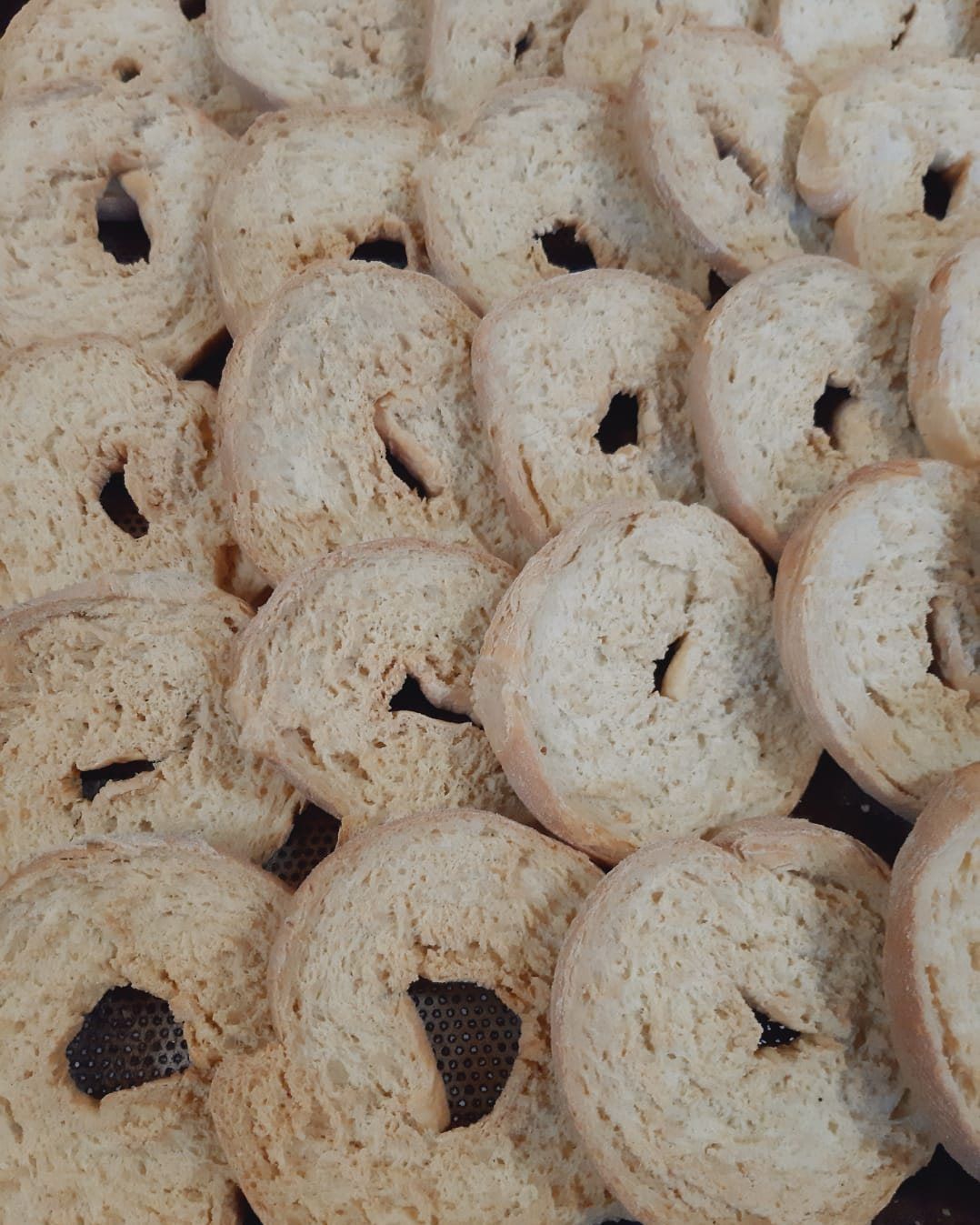 Un primo piano di una pila di bagel con i buchi
