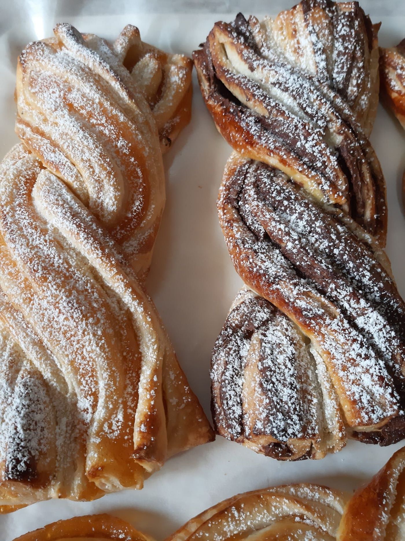 Un mucchio di pasticcini ricoperti di zucchero a velo
