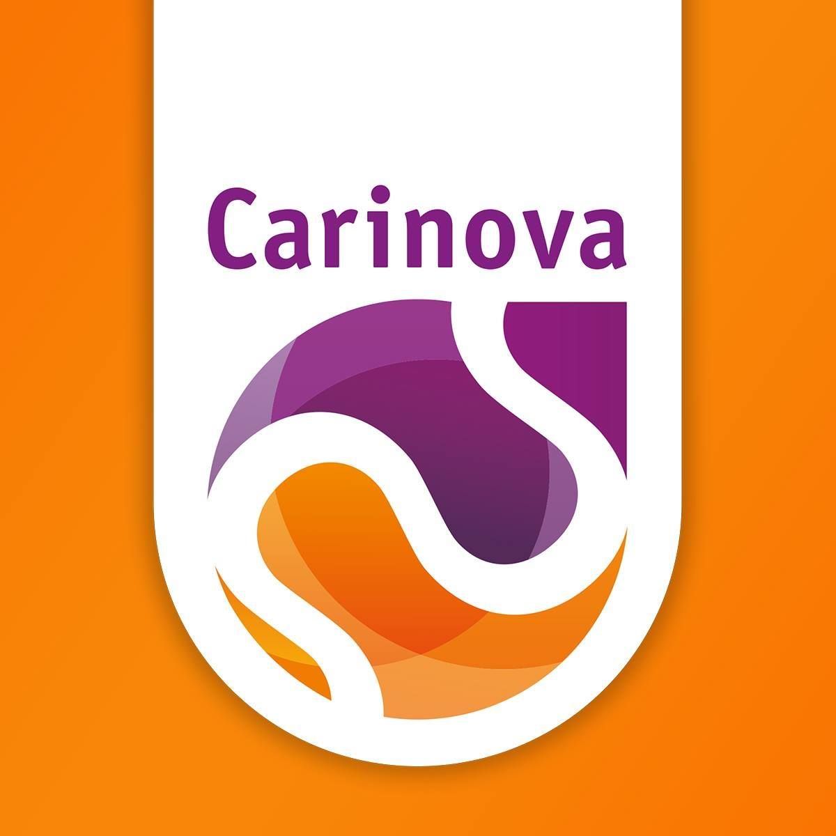 Het Carinova-logo met gestileerde oranje/paarse wervelingen in een wit label op een oranje achtergrond.