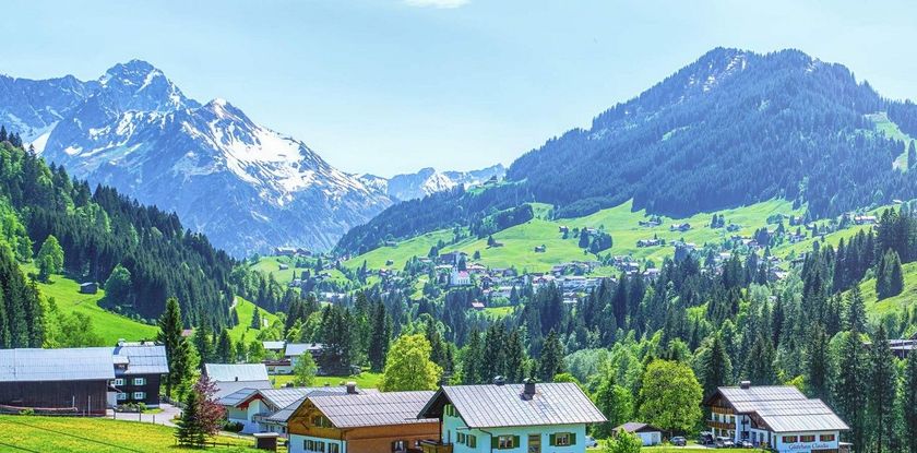 Walser Berge mit Häusern