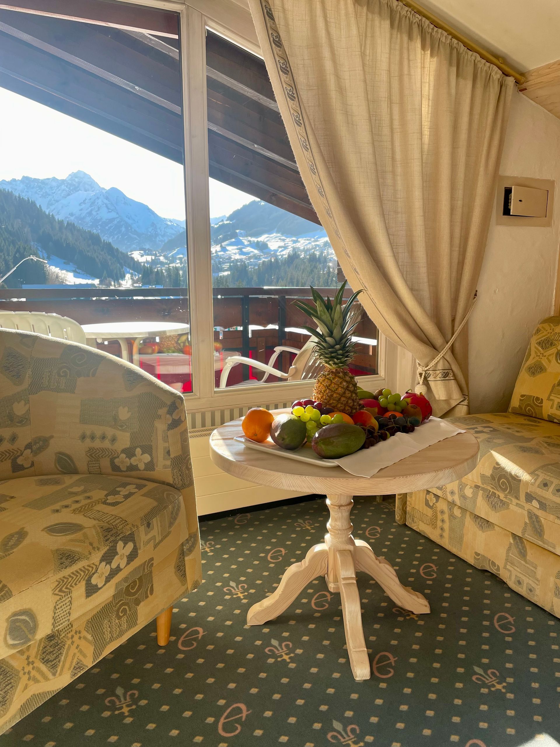Ein Tisch mit einer Obstschale darauf in einem Wohnzimmer.
