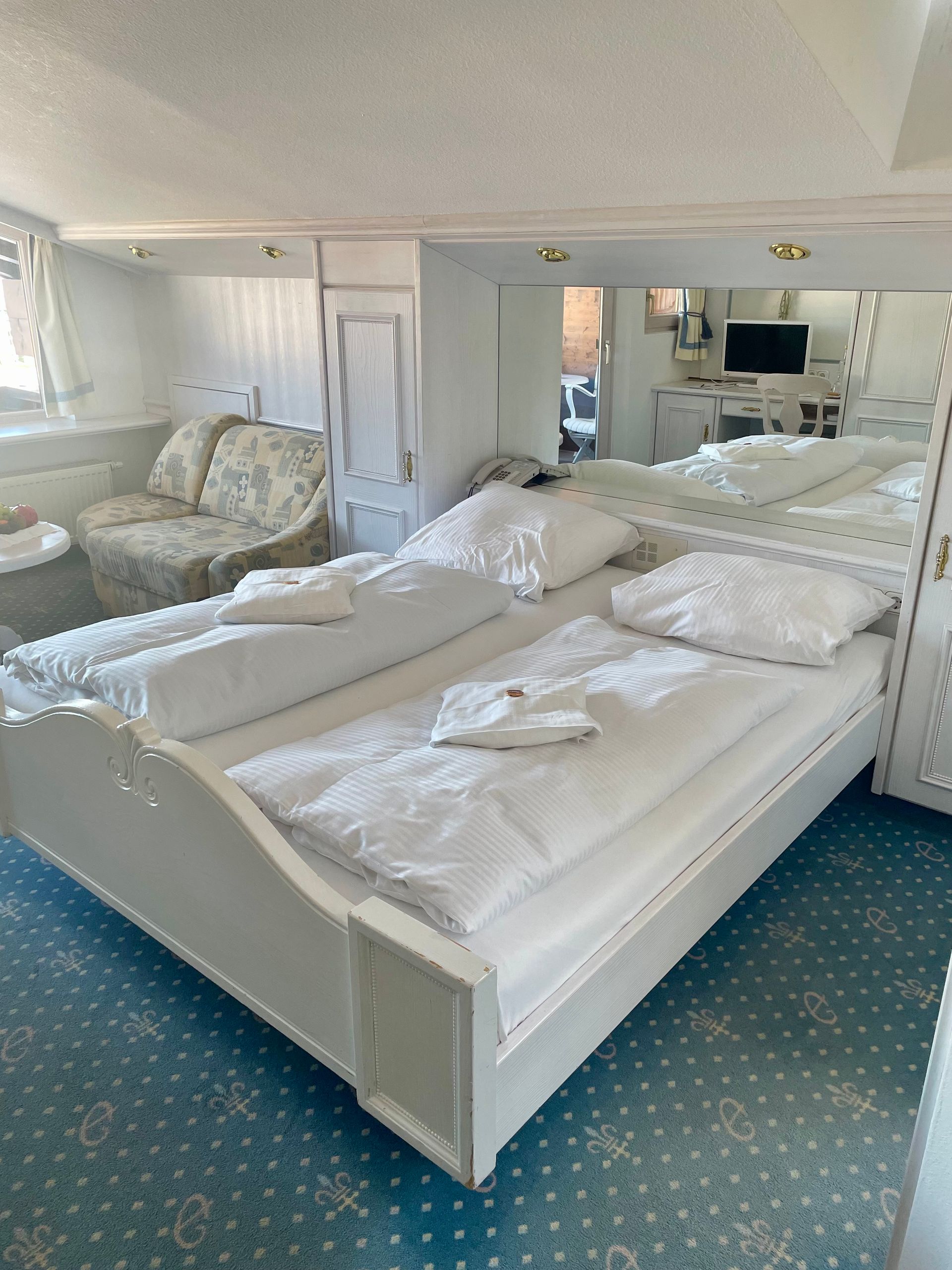 In der Mitte des Zimmers steht ein großes Bett.
