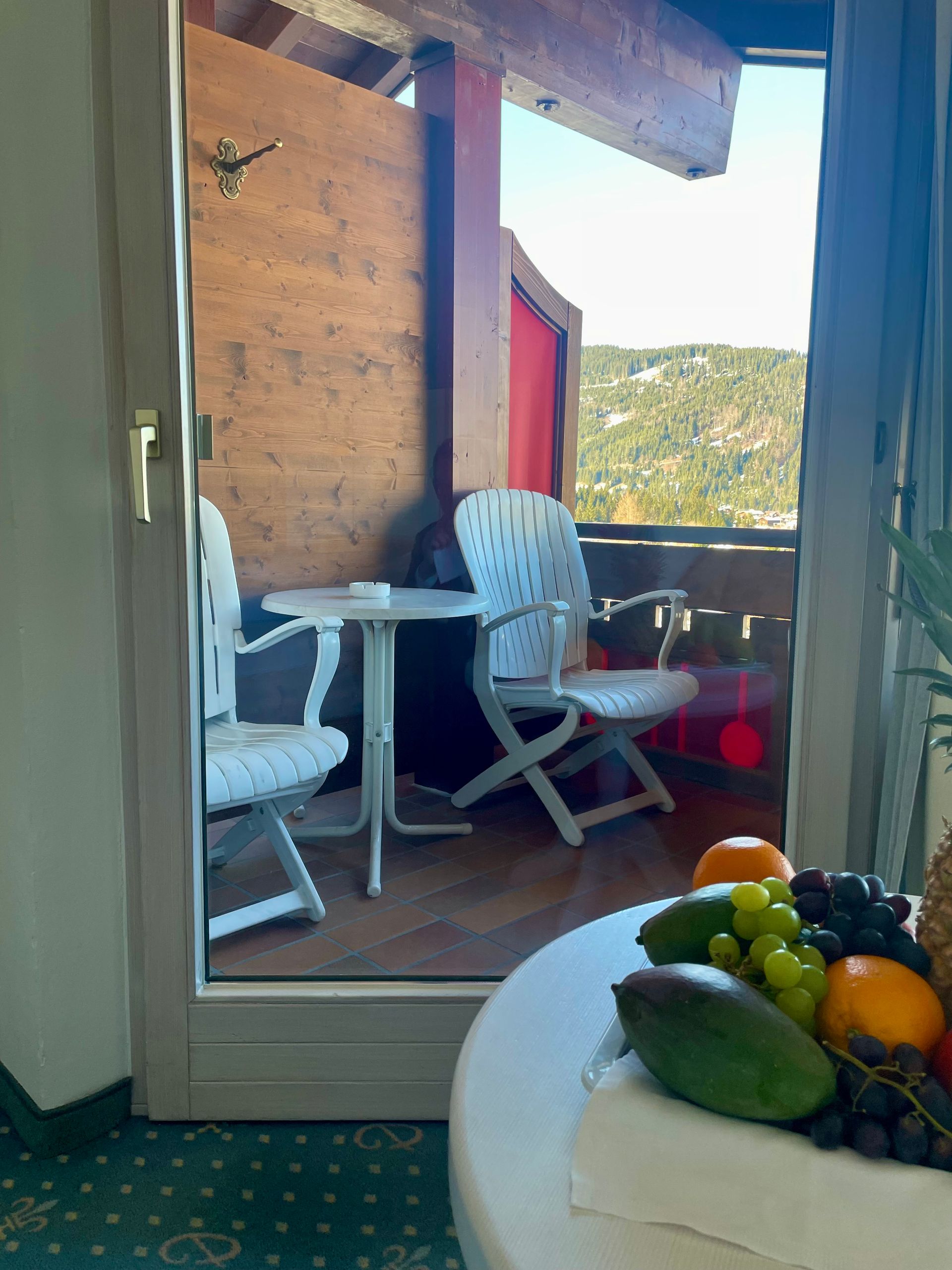 Ein Balkon mit Tisch und Stühlen und einer Obstschale
