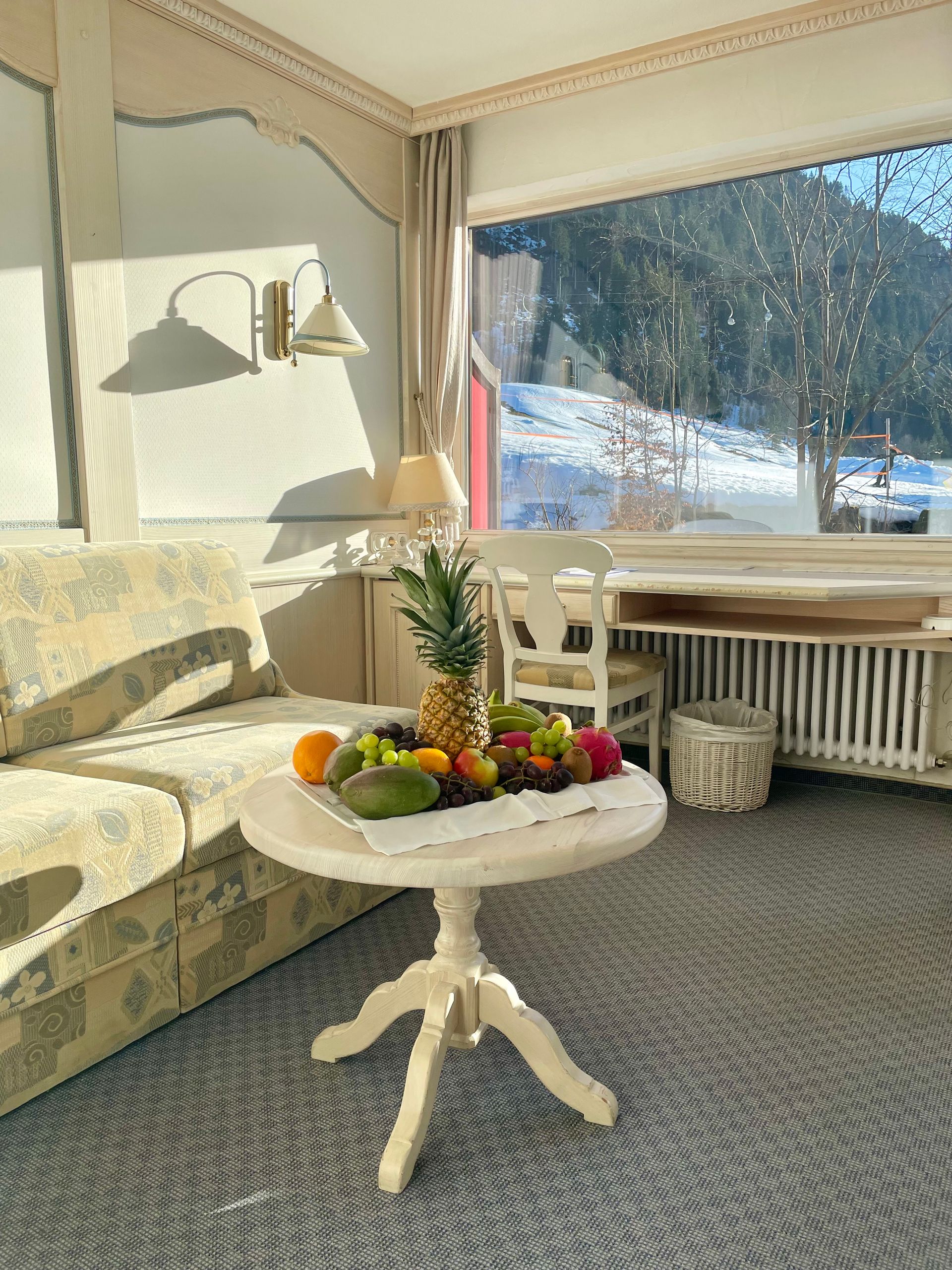 Ein Wohnzimmer mit einer Couch und einem Tisch mit Obst darauf
