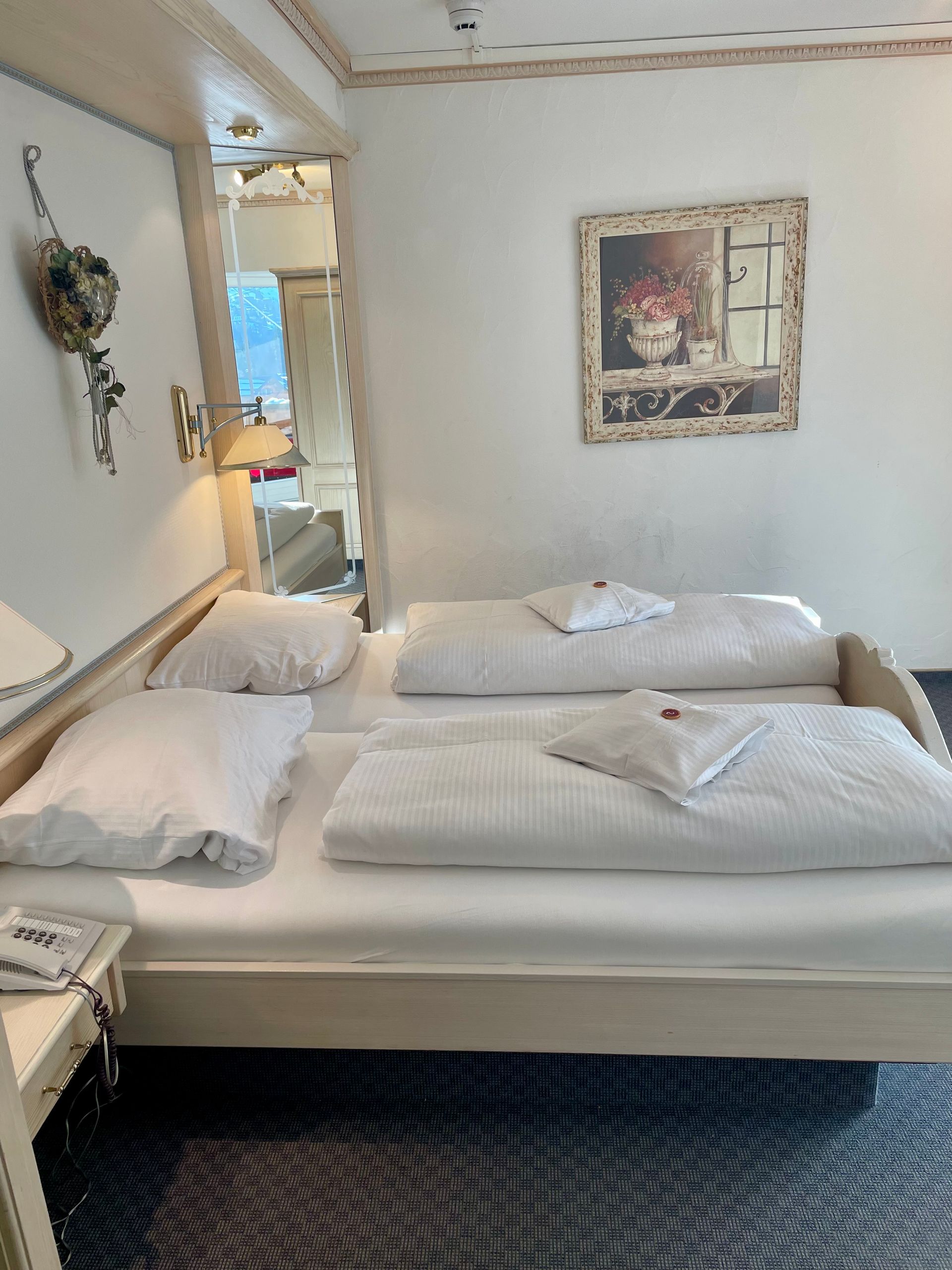 Ein Schlafzimmer mit zwei Betten und einem Bild an der Wand