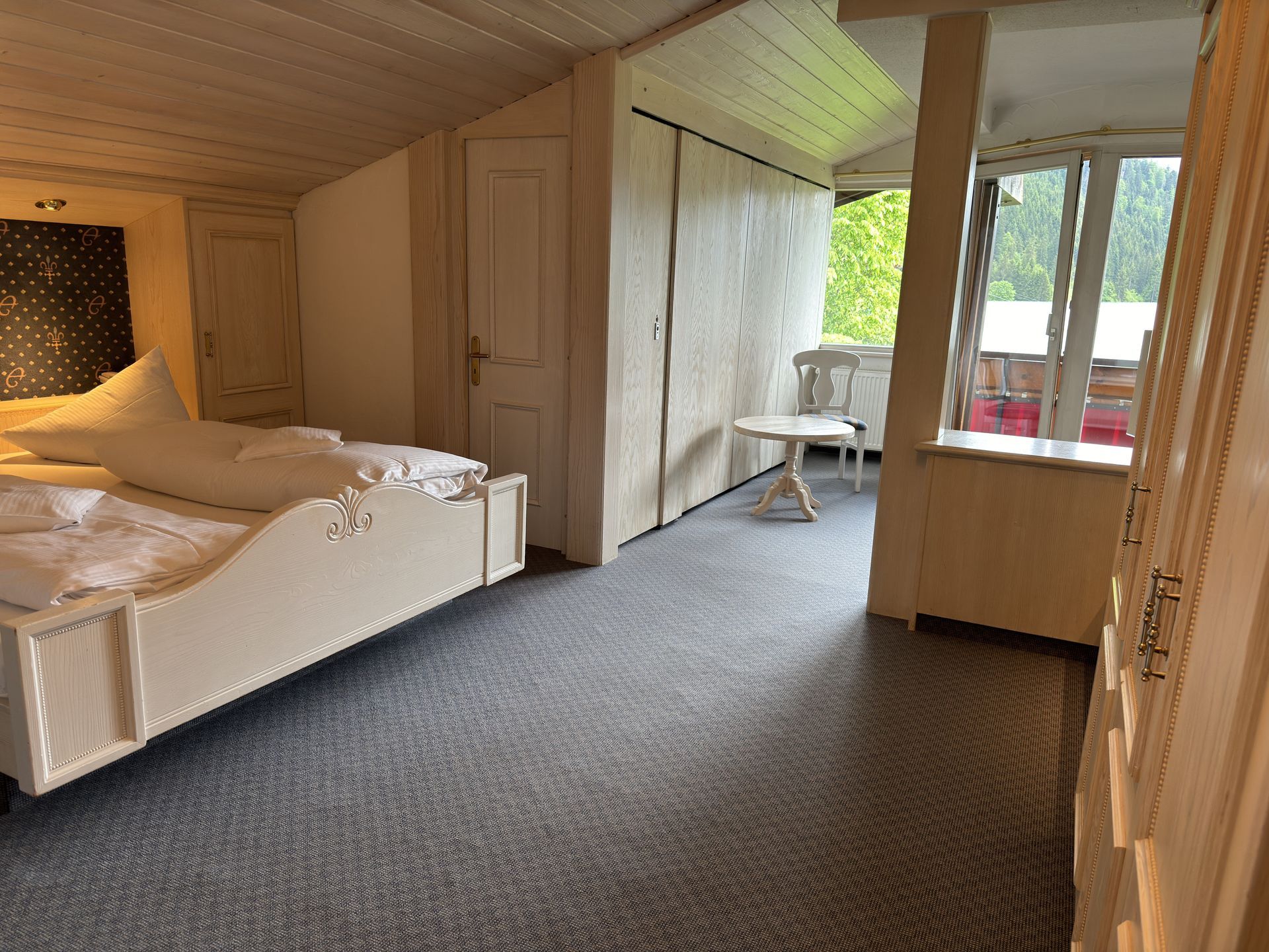 Ein Schlafzimmer mit Bett, Stuhl und Fenster.
