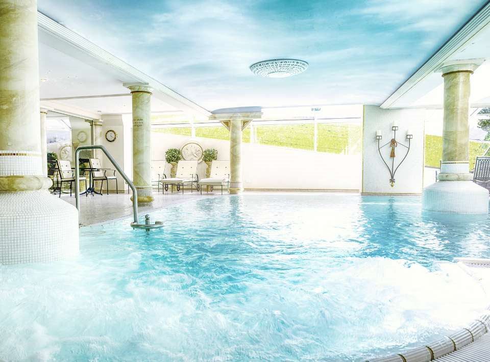 Es gibt einen großen Innenpool mit Whirlpool.