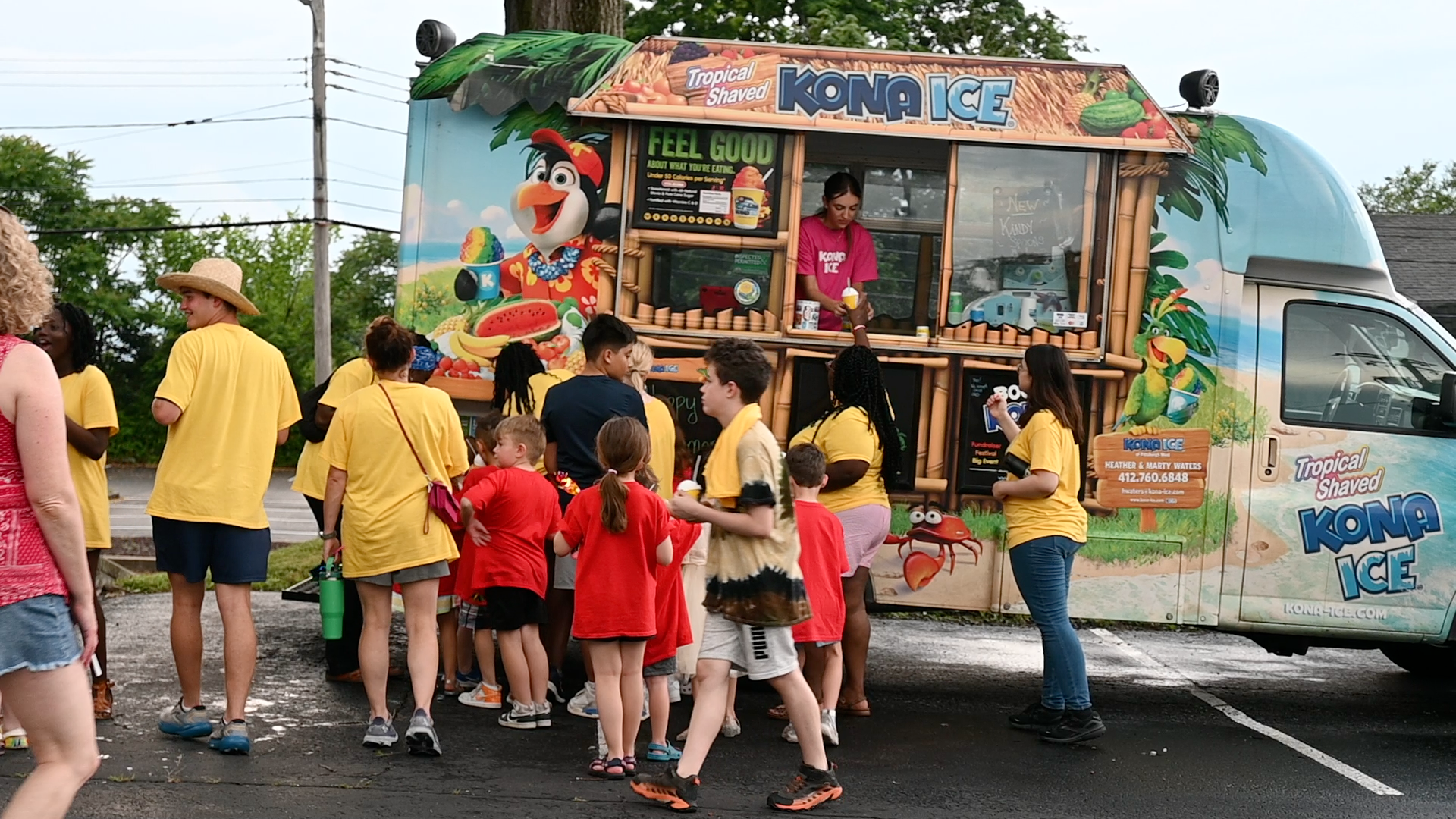 kids at an ice truck