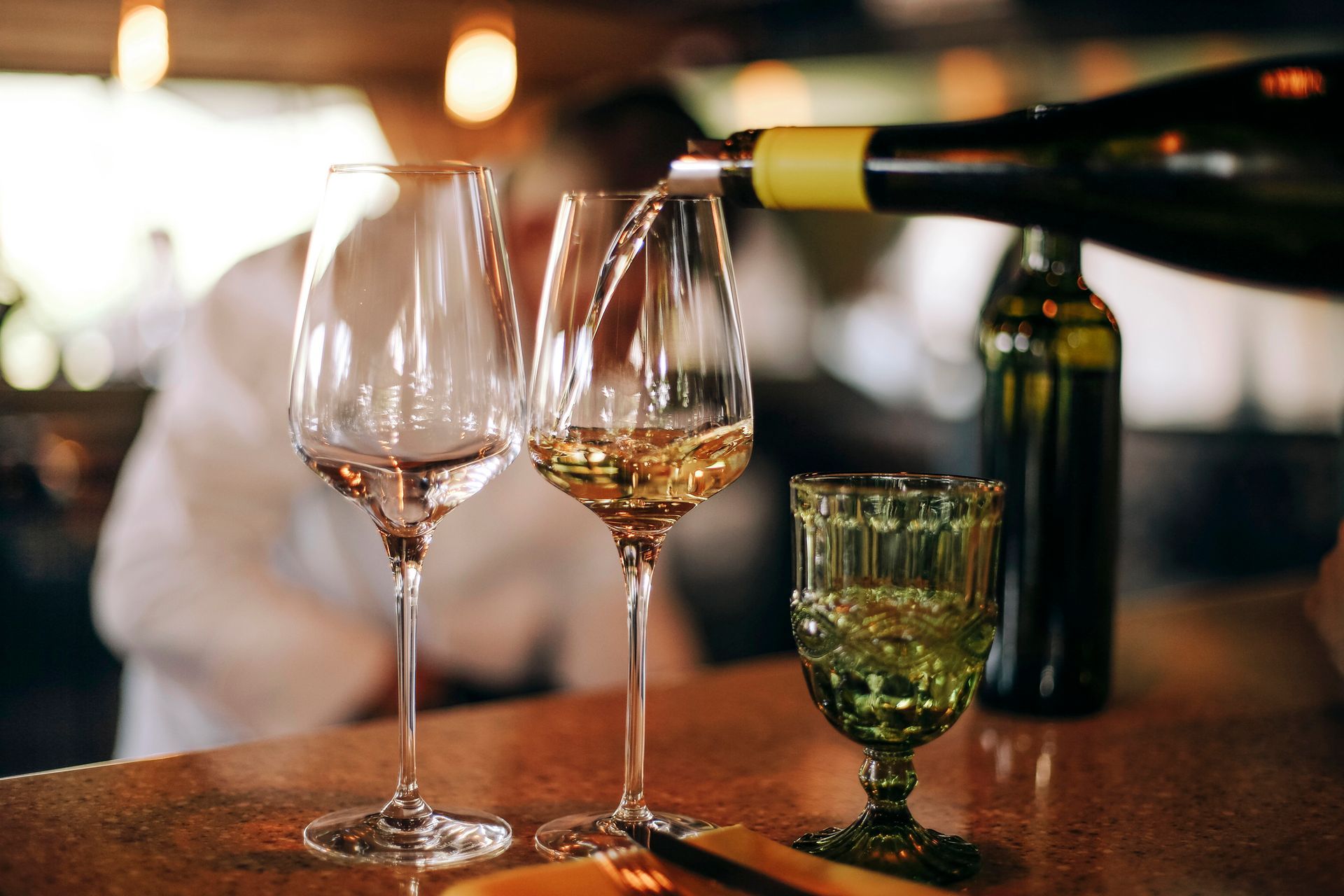Vino versato da una bottiglia 