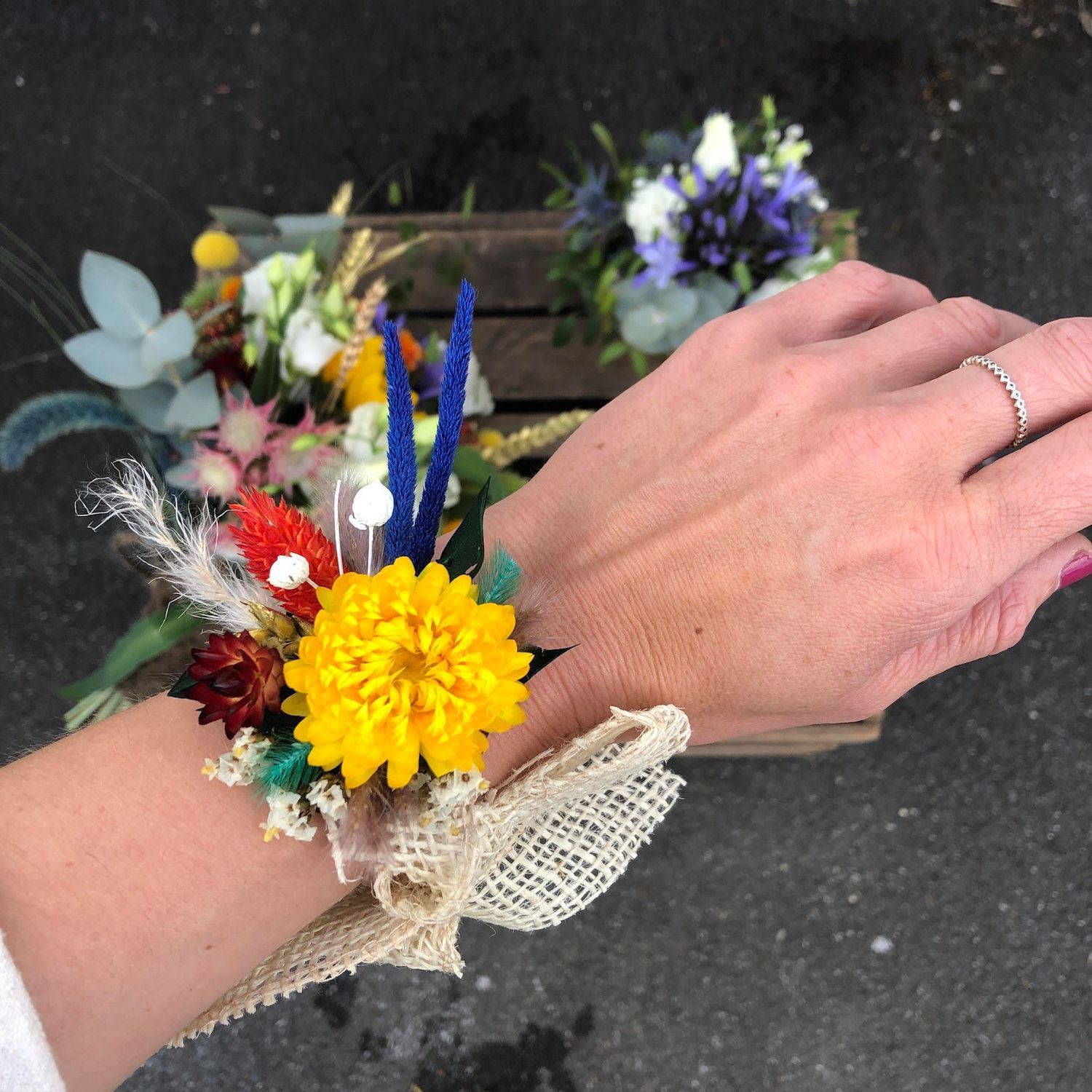 Une femme portant un bracelet avec des fleurs dessus