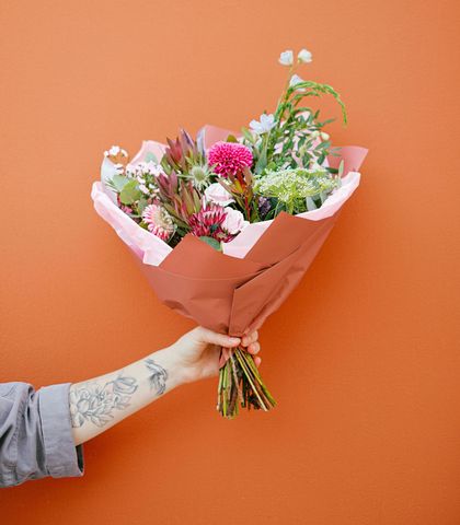 Un bouquet de fleurs est posé sur une table.
