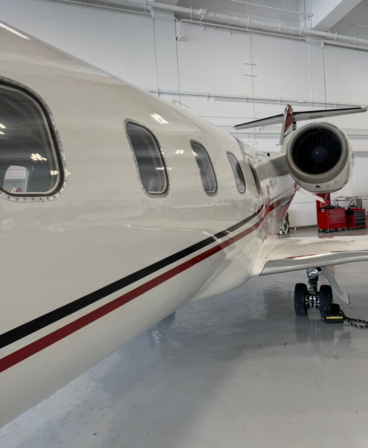 Aircraft wing for the aircraft detailing page