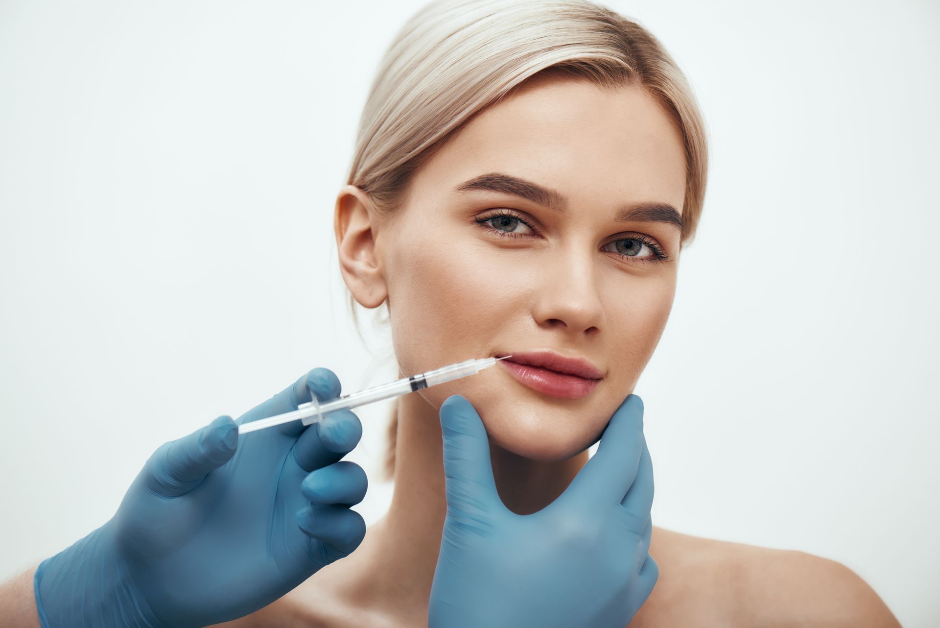 a woman is getting a botox injection in her lips