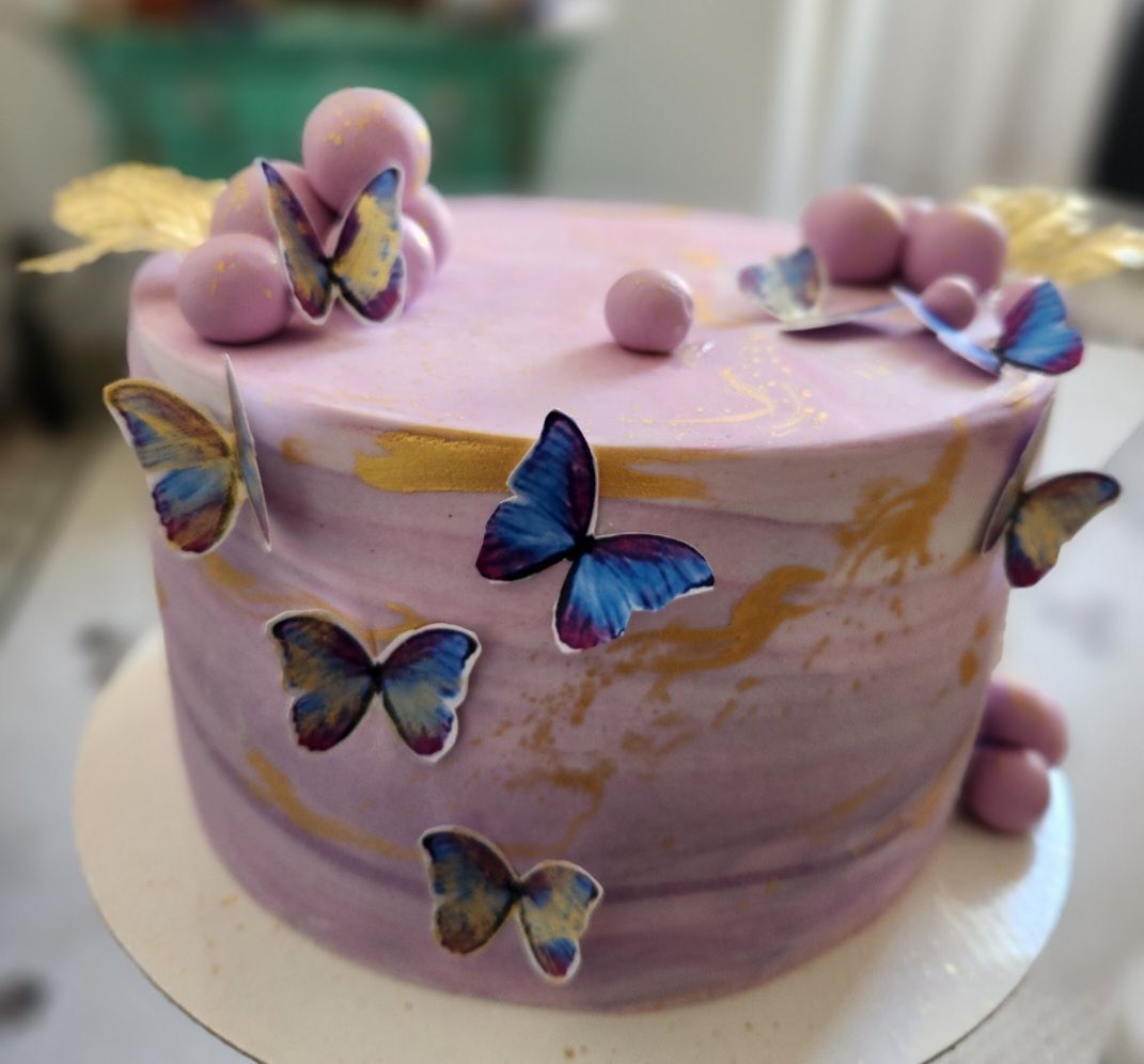 Un pastel con una araña encima está sobre una mesa.