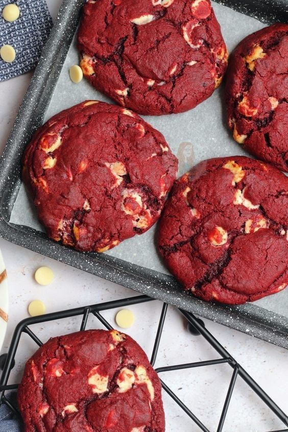 Una bandeja de galletas de terciopelo rojo con chips de chocolate blanco.
